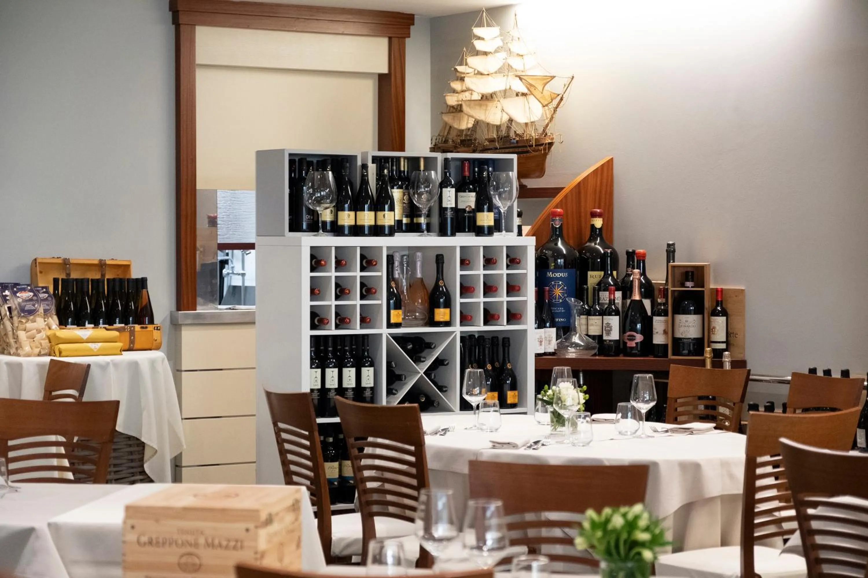 Restaurant/places to eat in Hotel Mirage