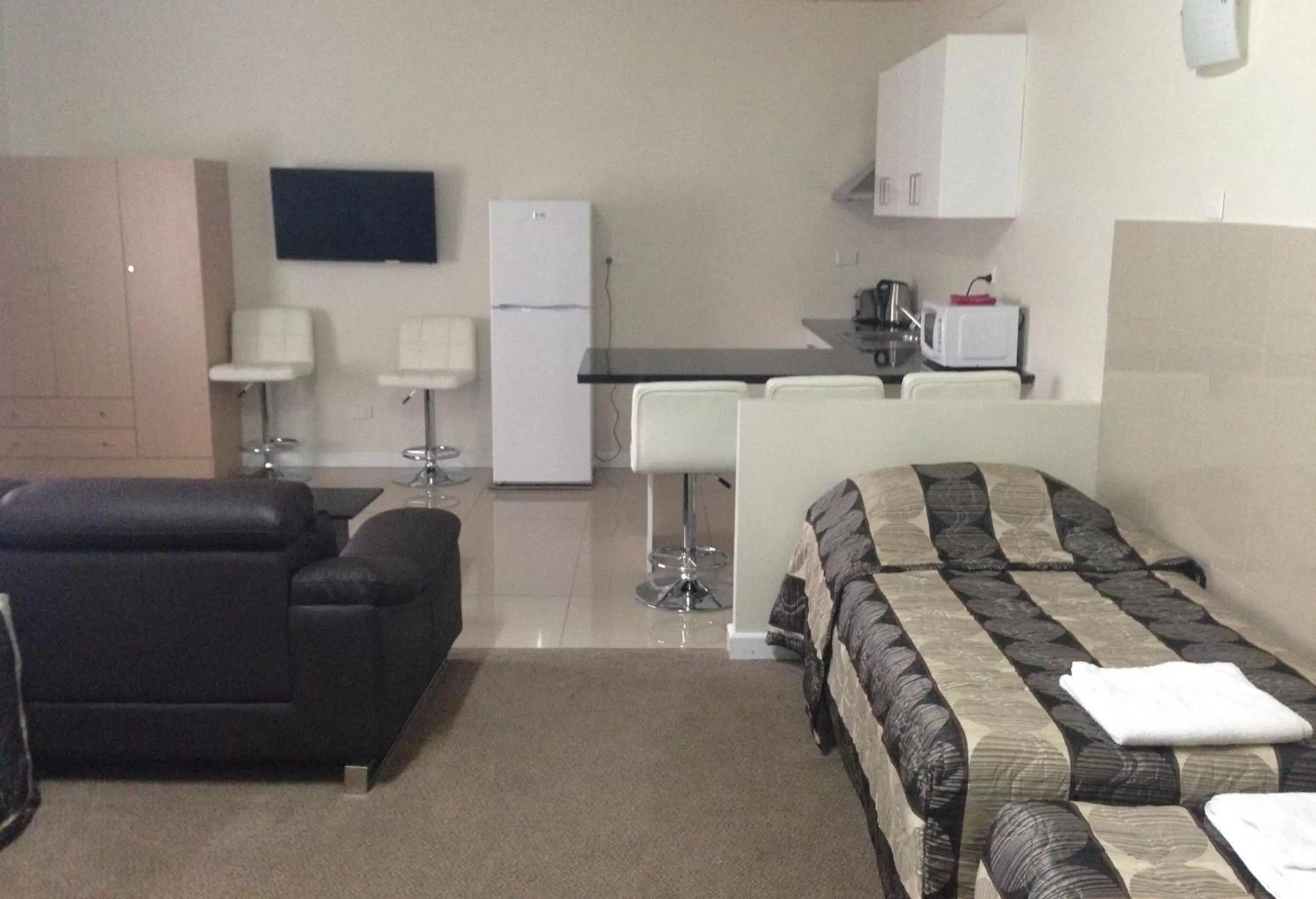 Photo of the whole room in Avalon Motel