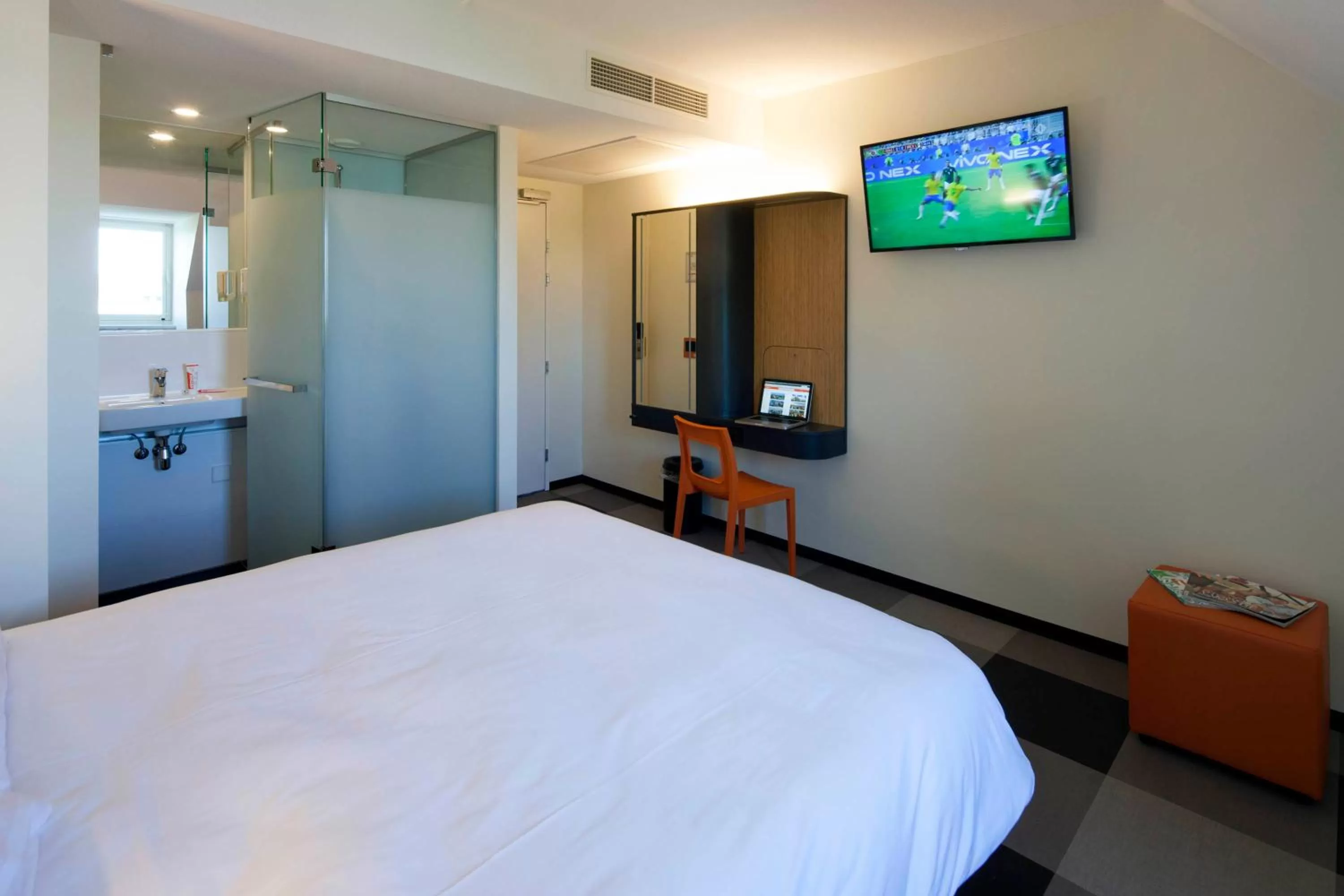 Photo of the whole room, Bed in easyHotel Maastricht City Centre