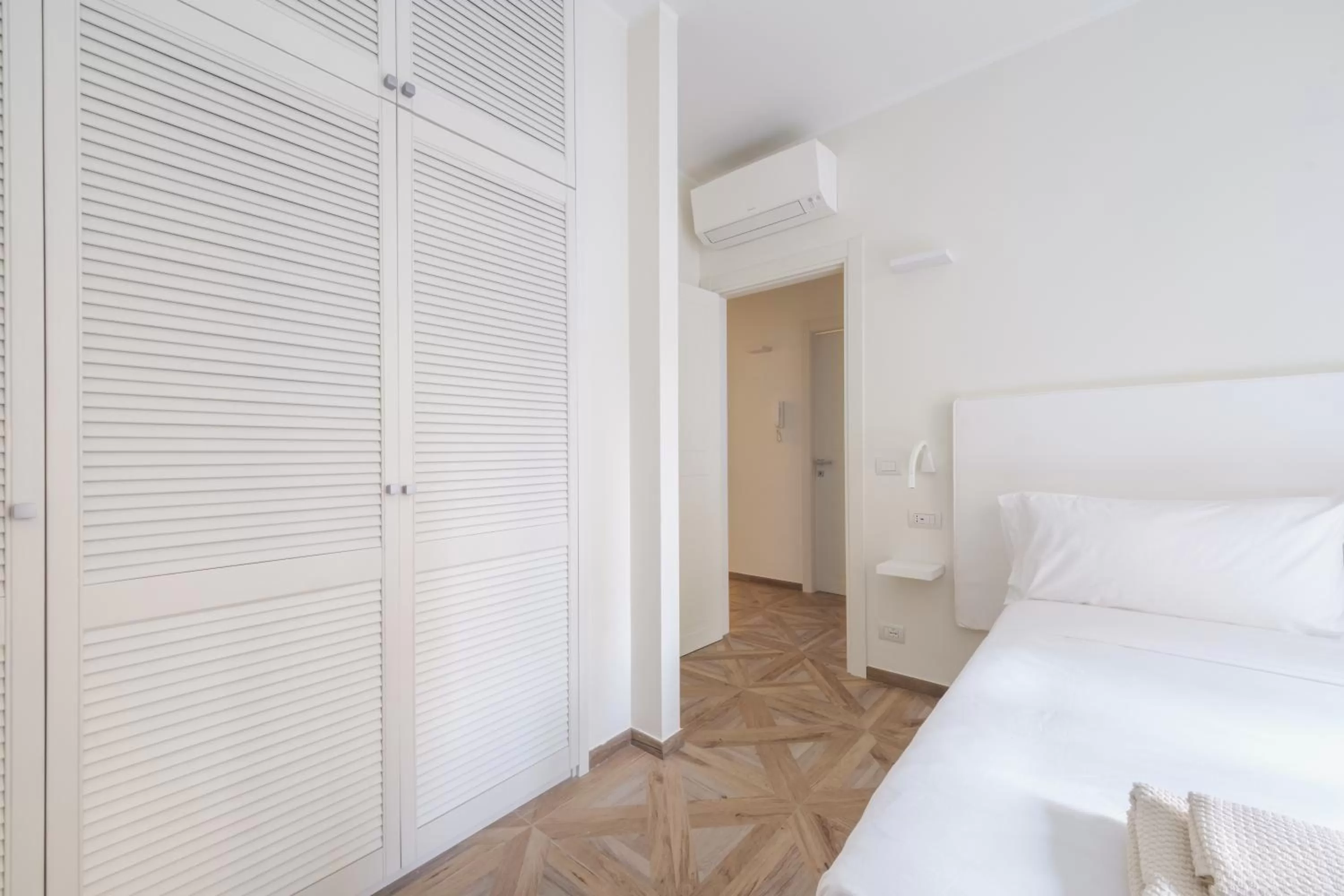 Bedroom, Bed in Supernova