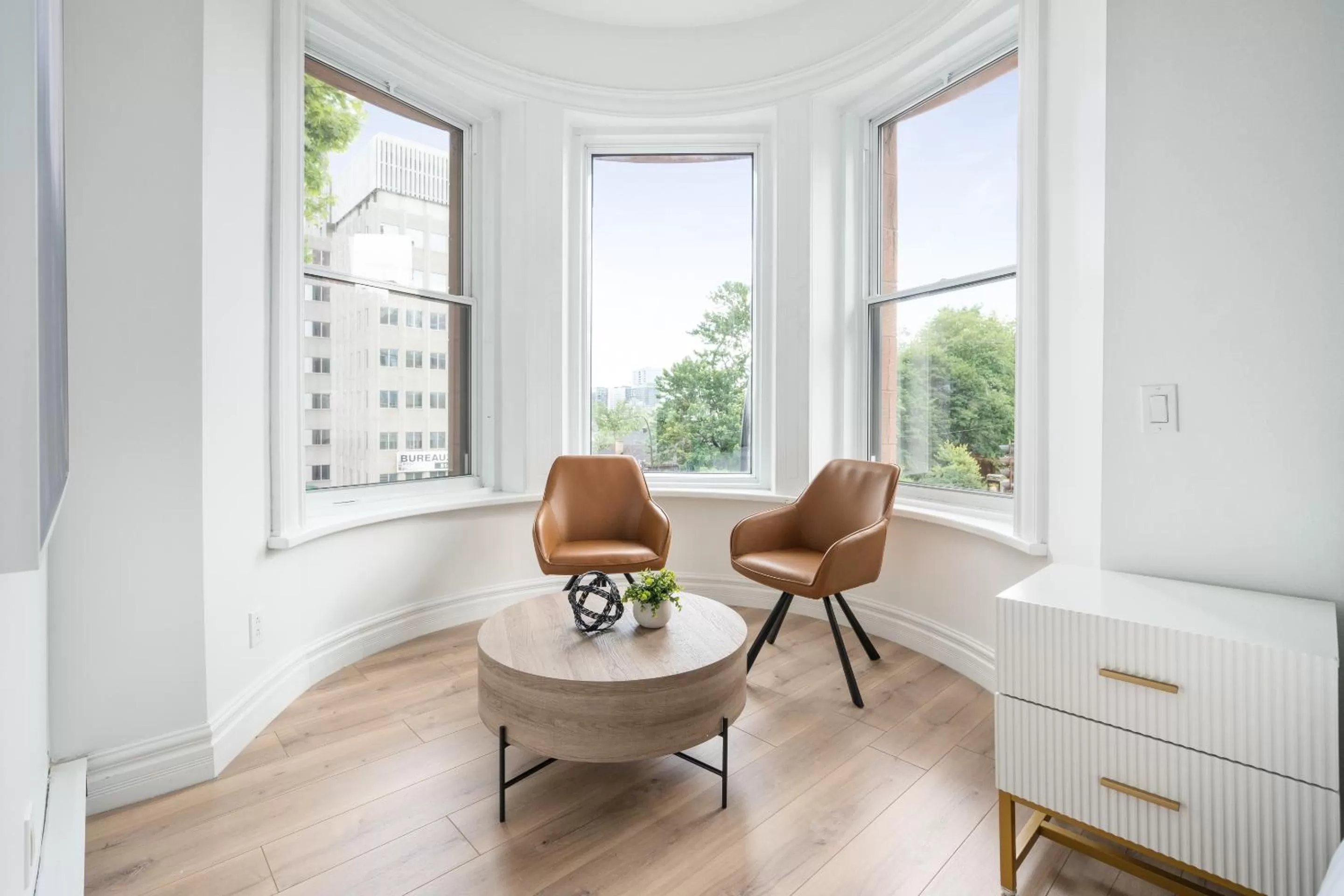 Seating Area in Le Penfield Par Nomade MTL