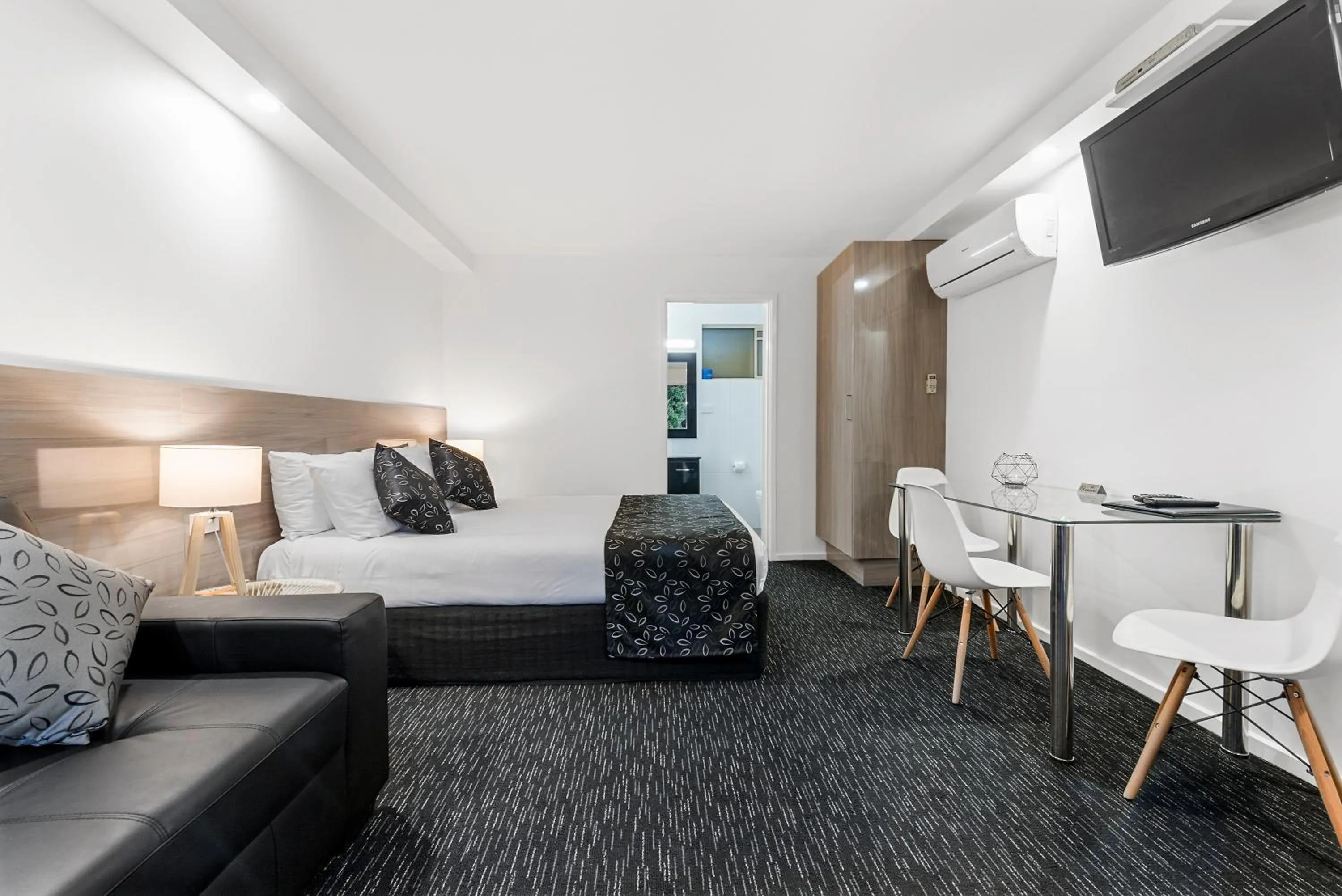 Photo of the whole room, Bed in Bay City (Geelong) Motel