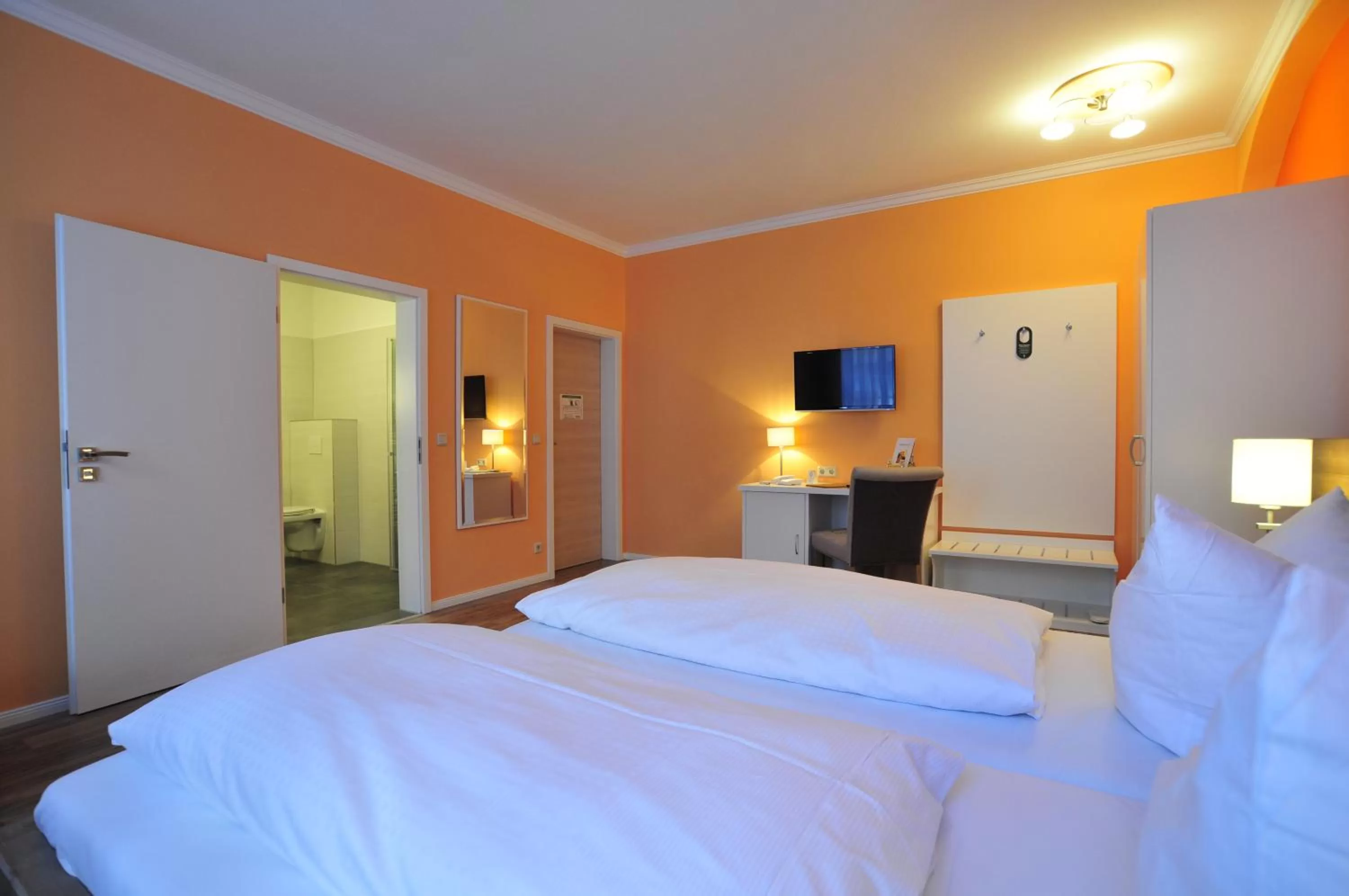 Photo of the whole room, Bed in Hotel Am Obermarkt