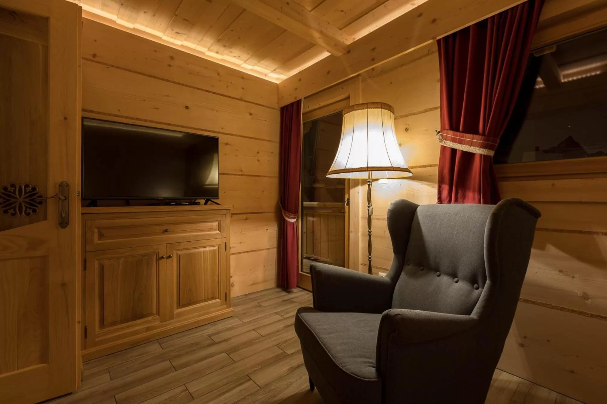 TV and multimedia in Aparthotel Bambi