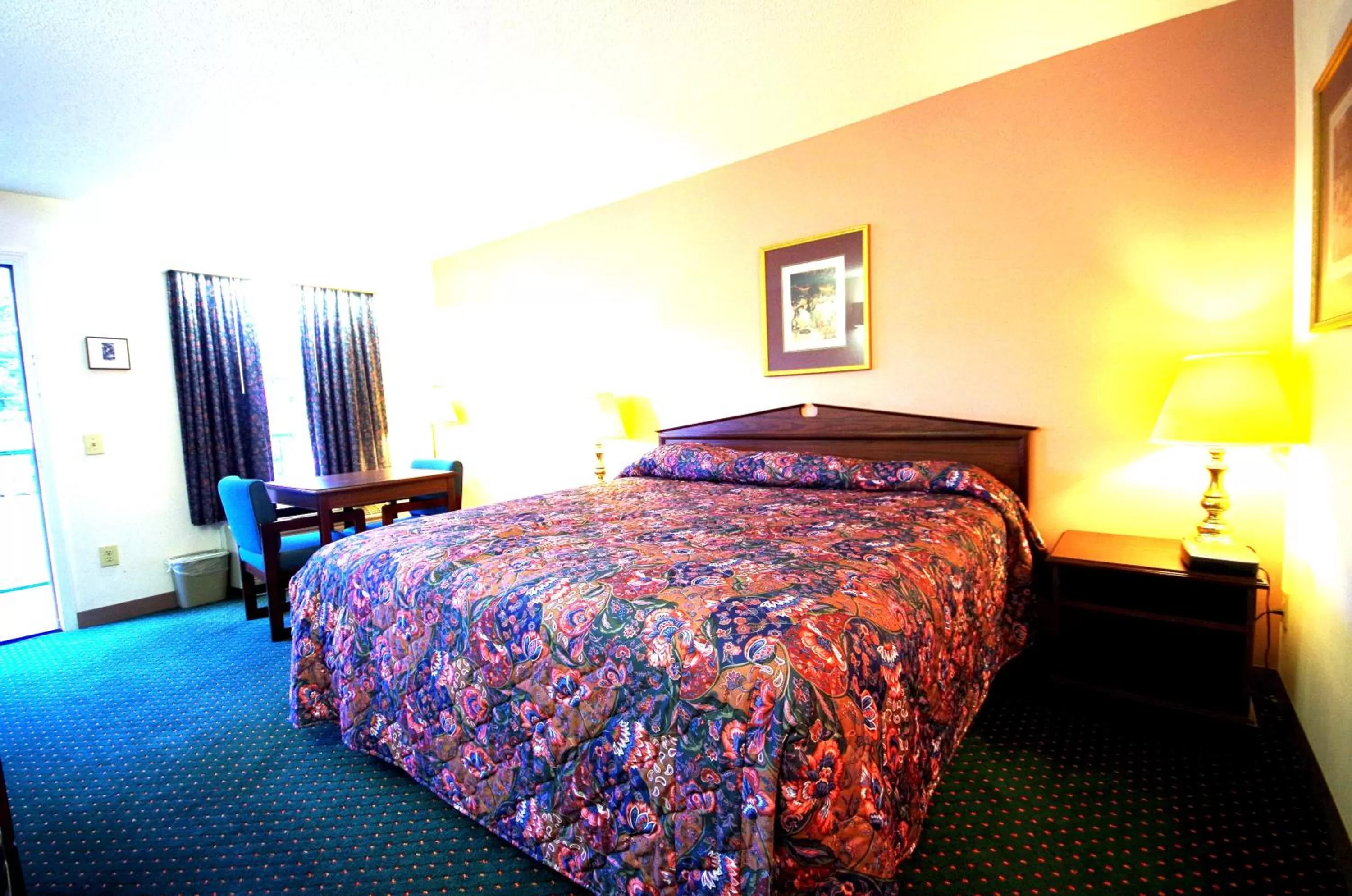 Bed in American Motel - Lenoir