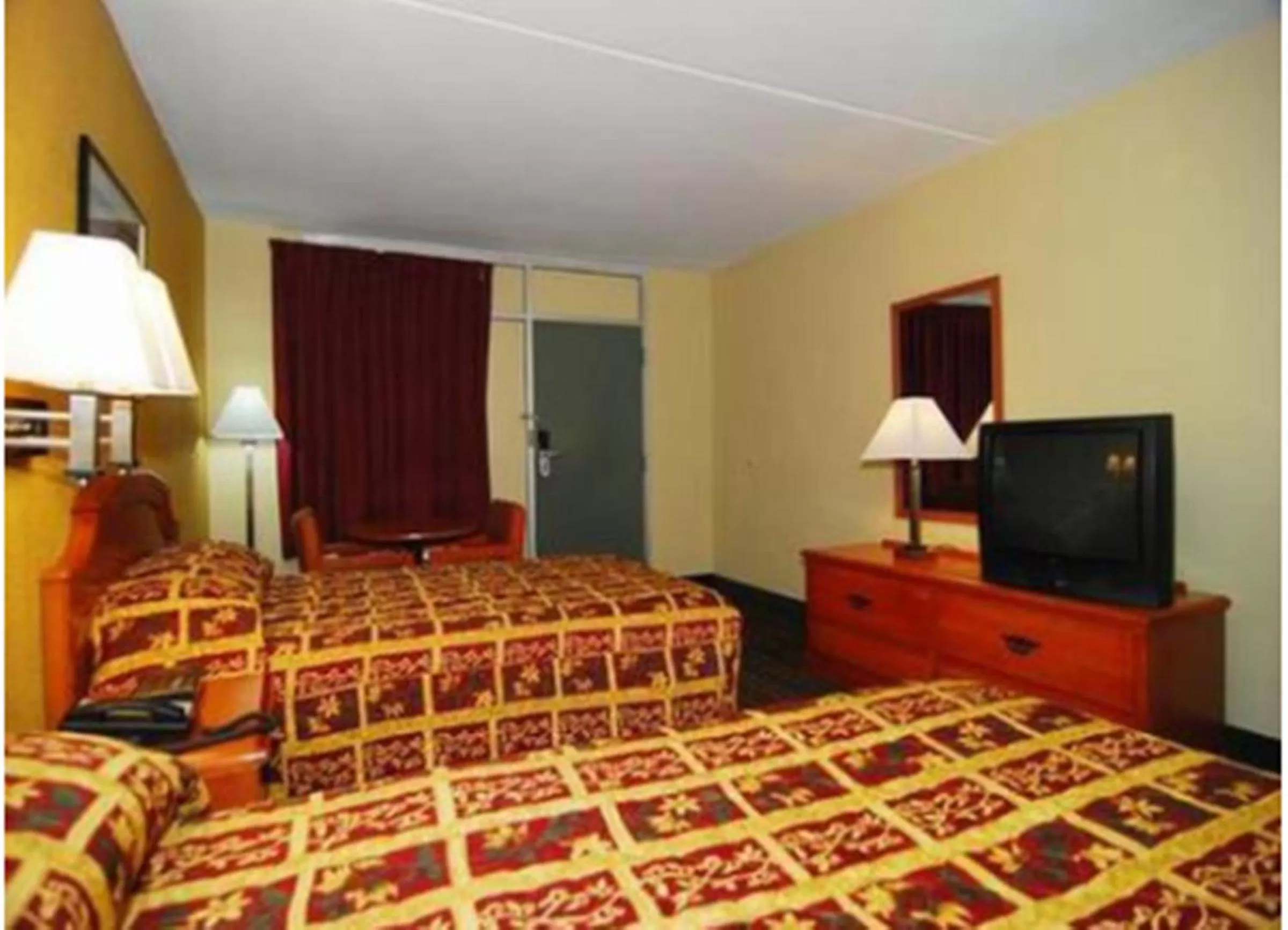 Double Room with Two Double Beds - Smoking in Econo Lodge Cullman South