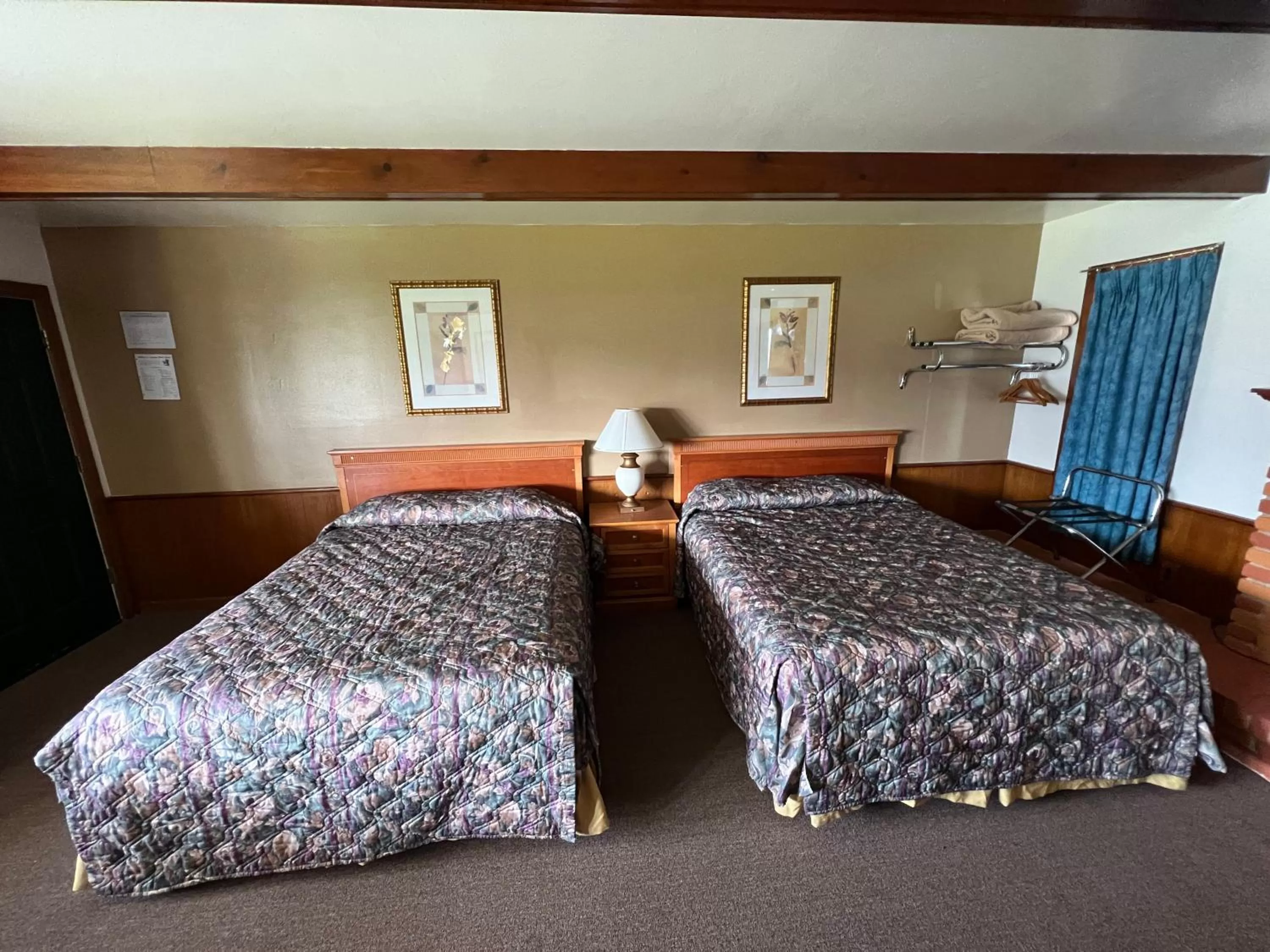 Bedroom, Bed in Spinning Wheel Motel