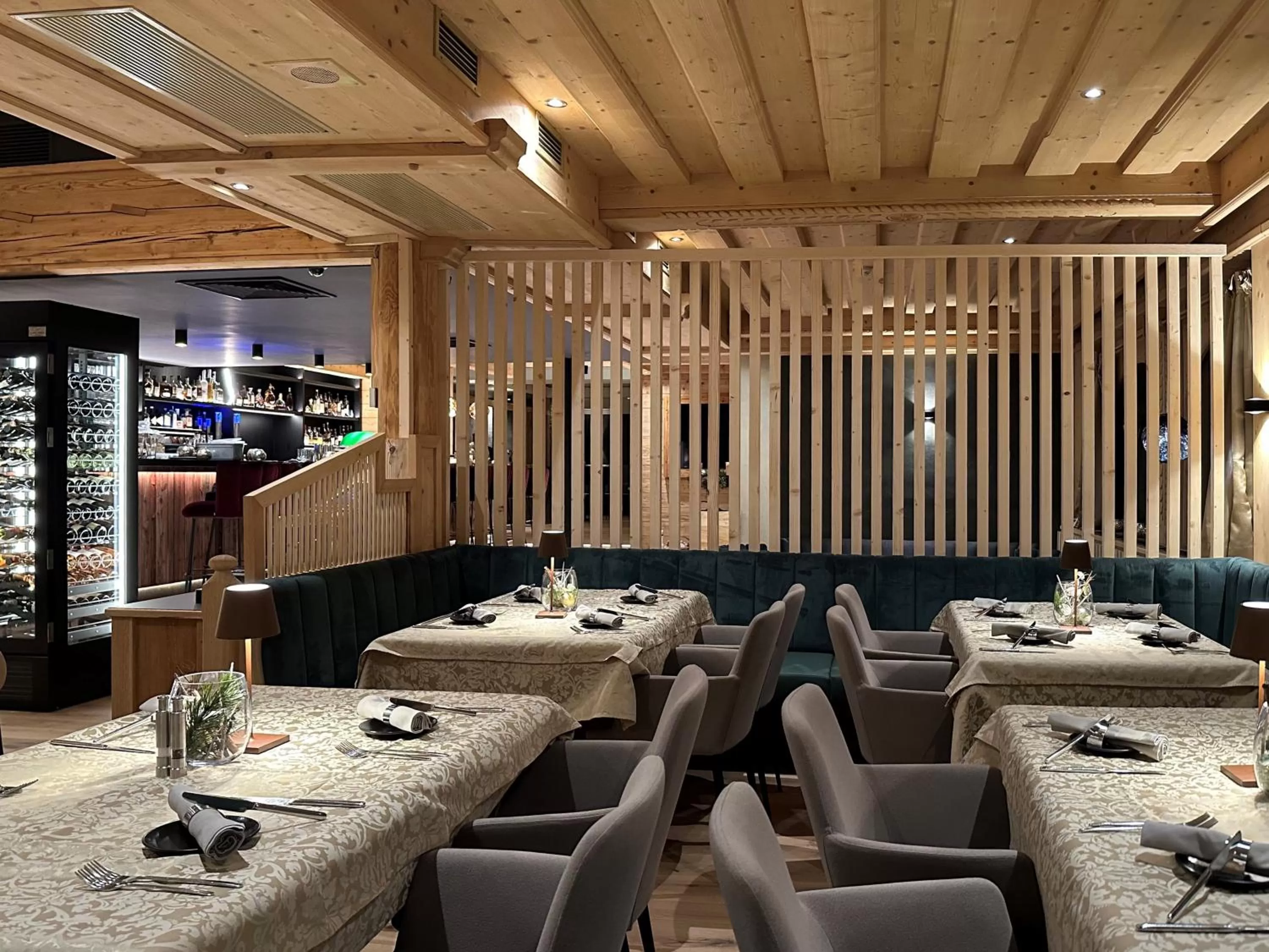 Restaurant/places to eat in Hotel Alexander