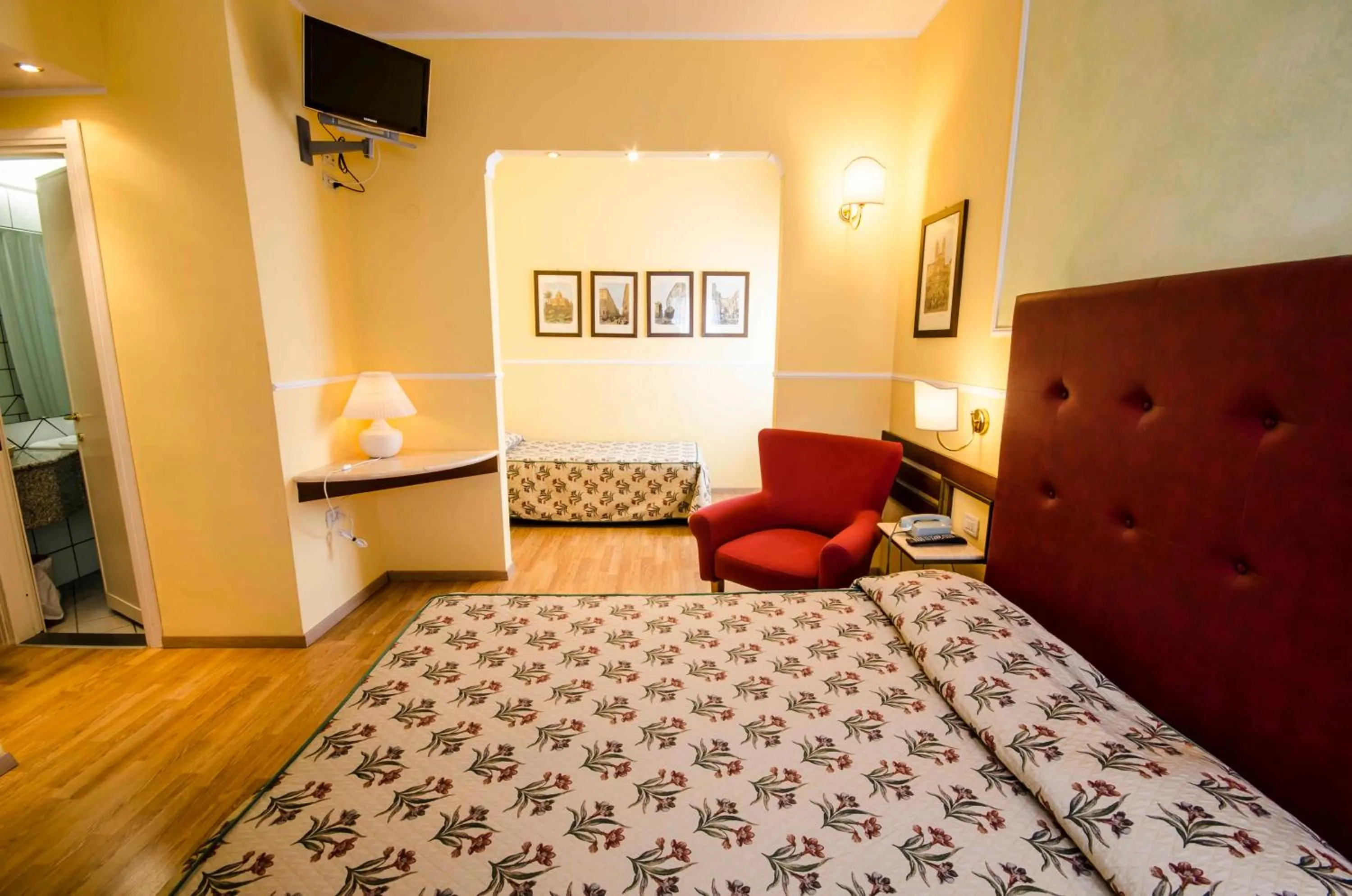 Photo of the whole room, Bed in Hotel Tarconte