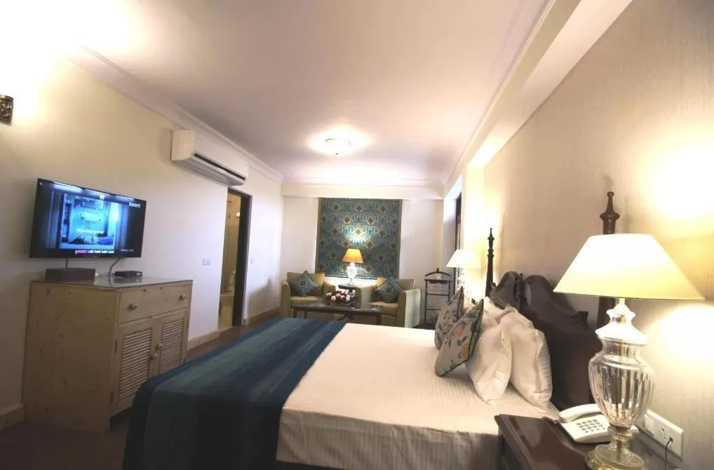 Bedroom, Bed in The Oaktree House