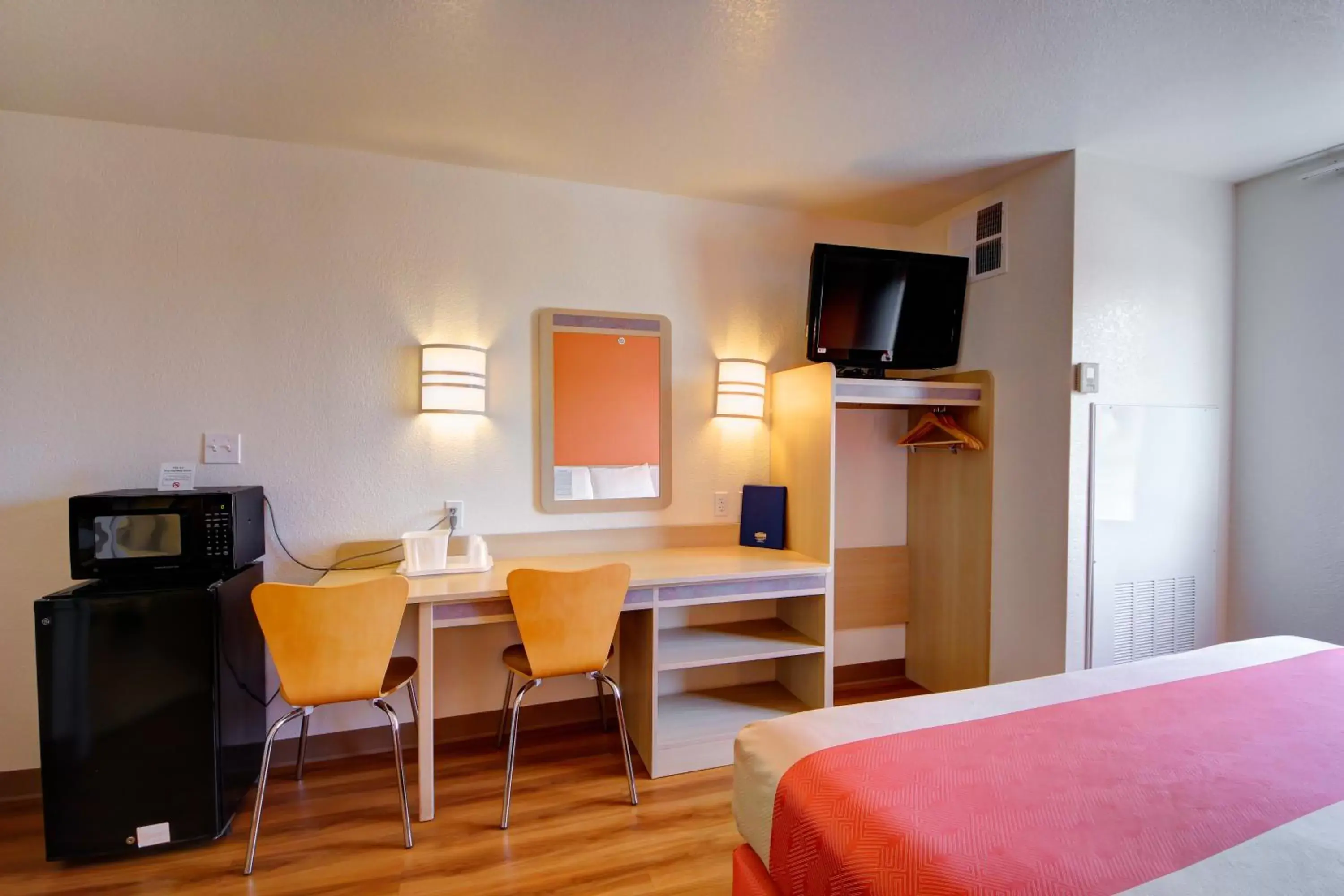 King Room - single occupancy - Disability Access - Non-Smoking in Motel 6-El Reno, OK King Room - single occupancy - Disability Access - Non-Smoking in Motel 6-El Reno, OK