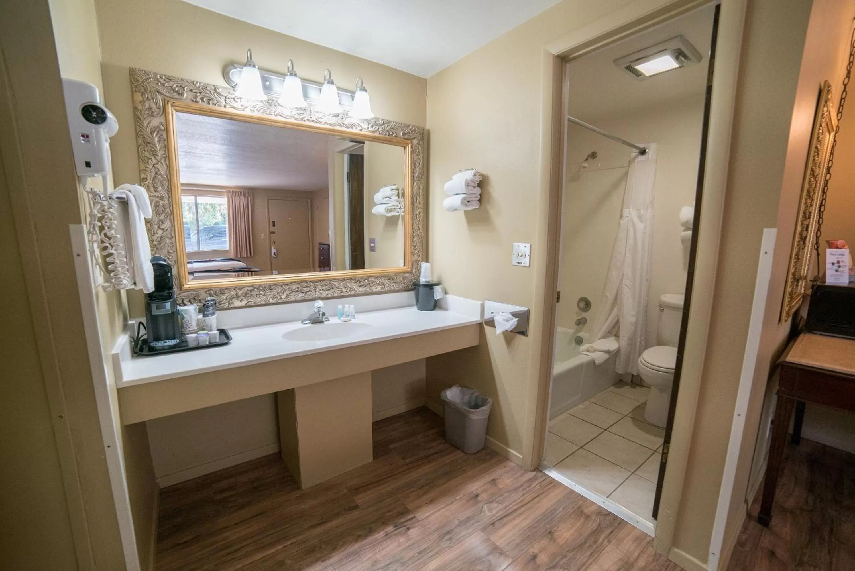 Deluxe Queen Suite in Parry Lodge