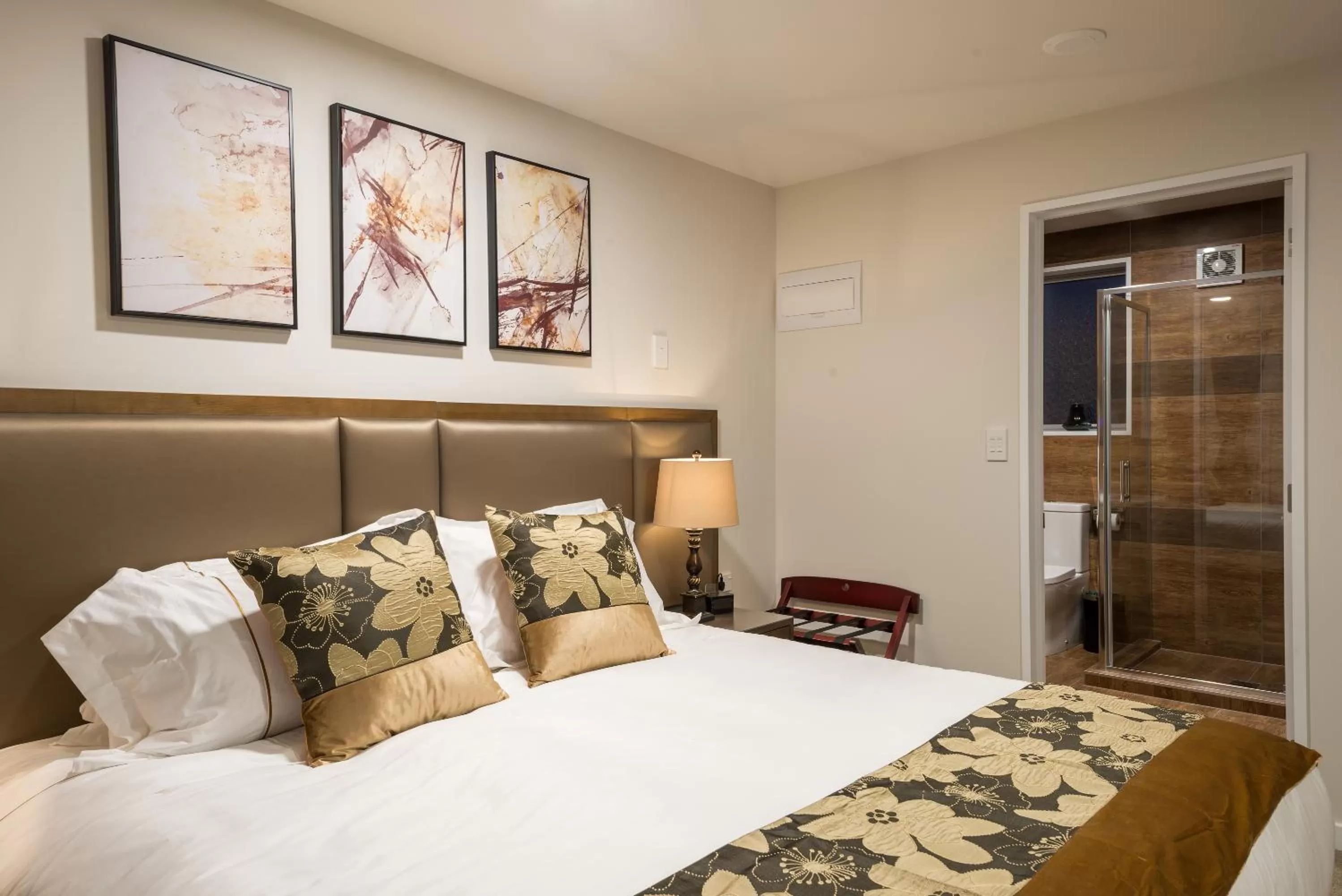 Bedroom, Bed in Golden Star Motel