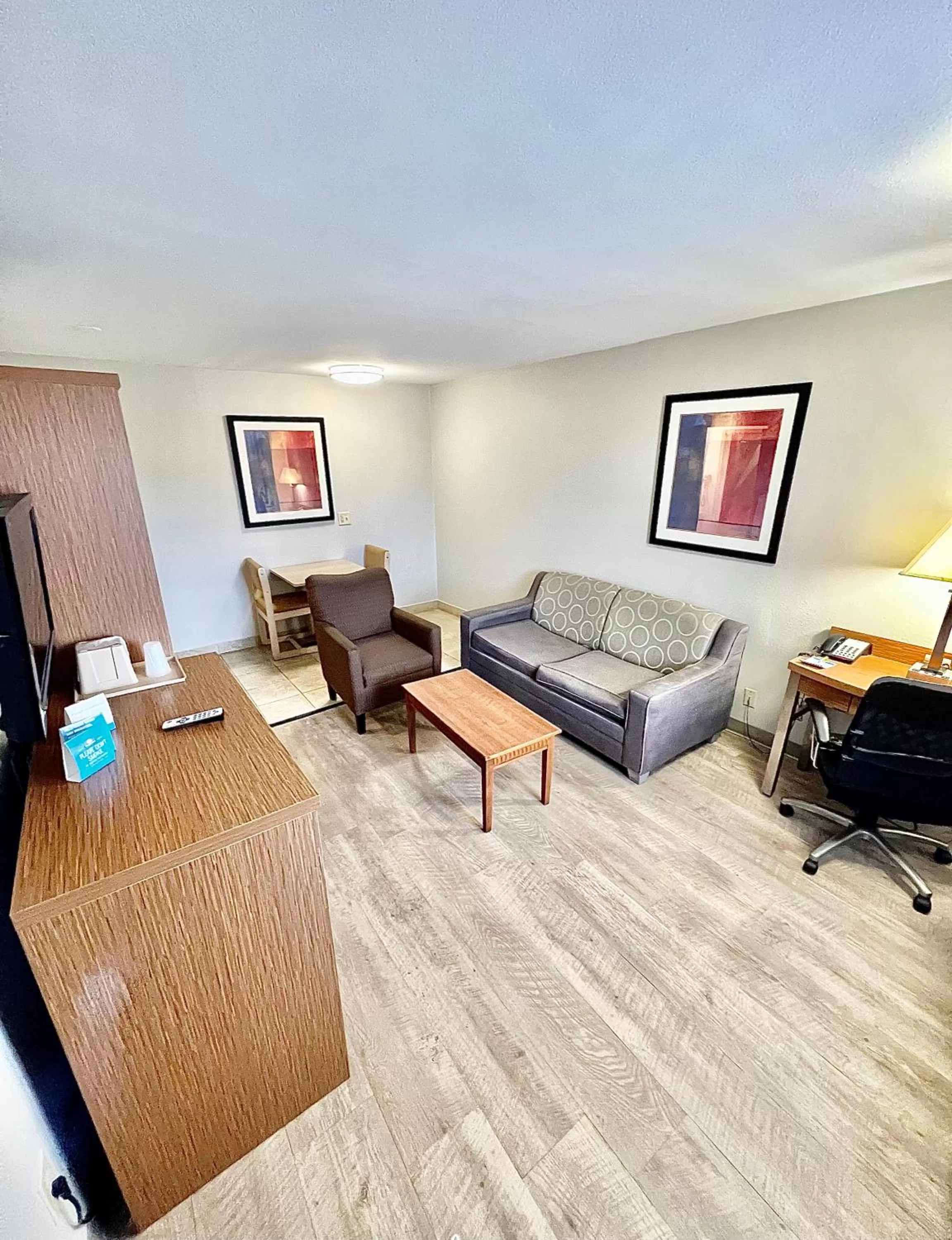 Living room in Days Inn & Suites by Wyndham Arlington Near Six Flags