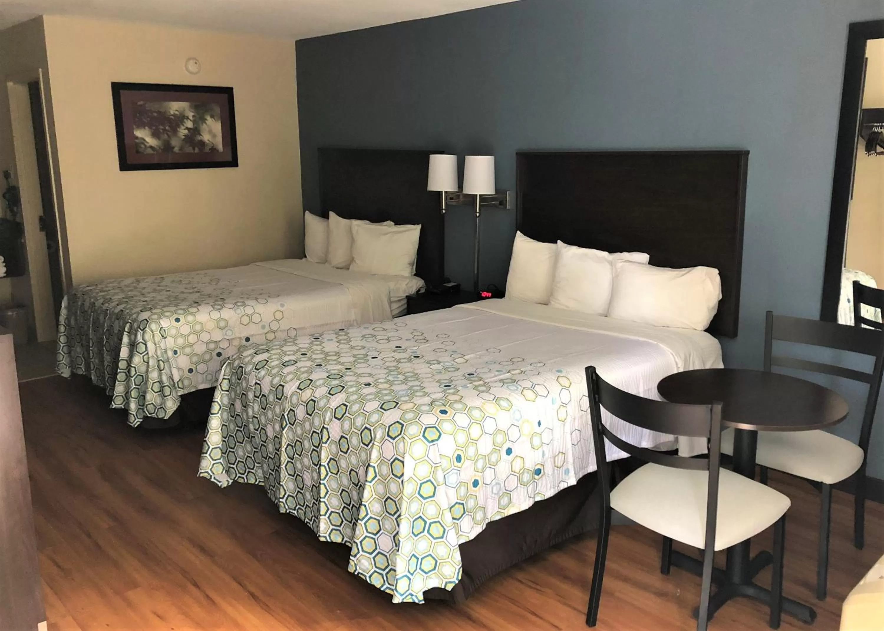 Photo of the whole room, Bed in HomeTowne Studios by Red Roof Bordentown - McGuire AFB