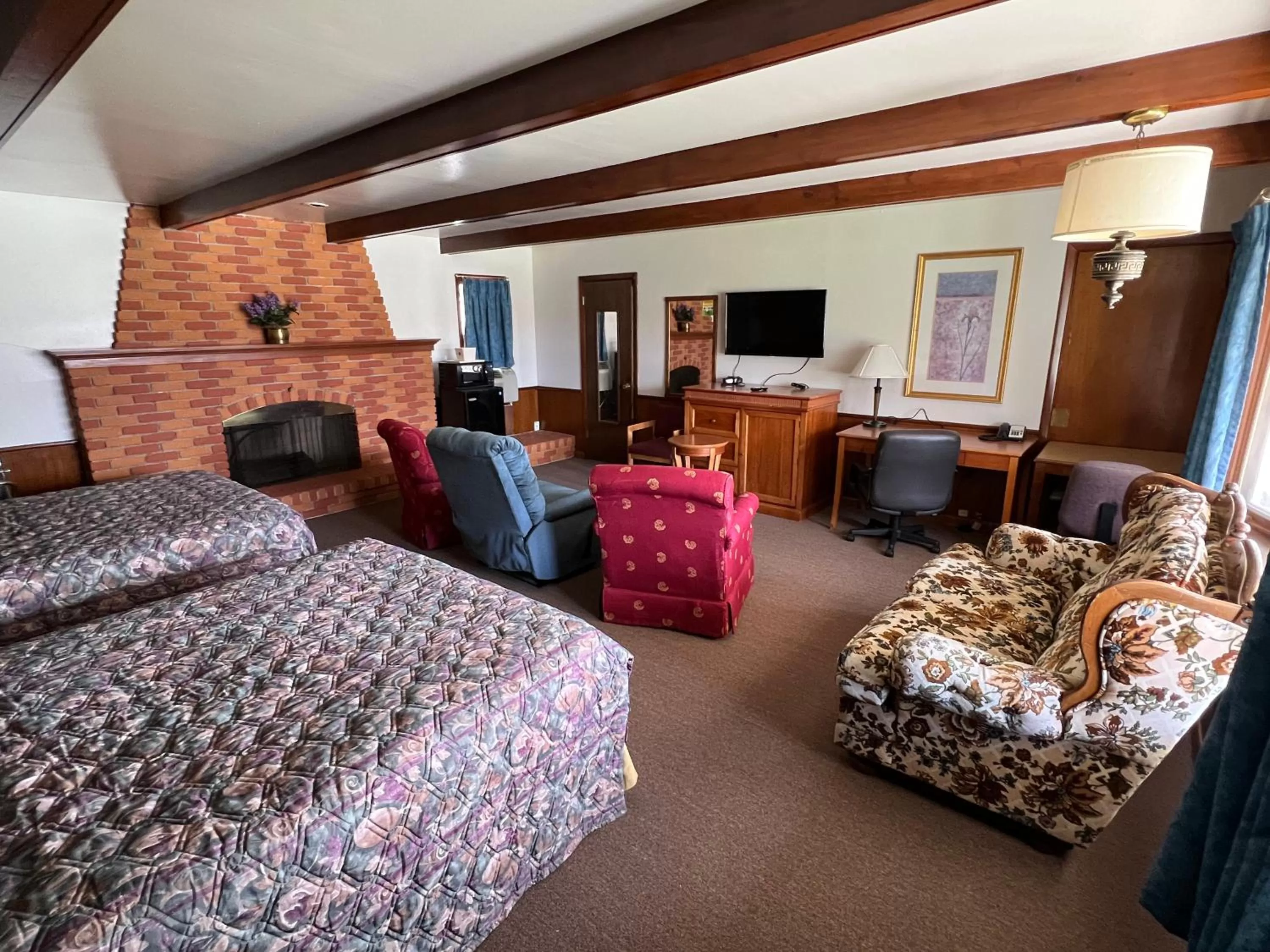 Photo of the whole room, Bed in Spinning Wheel Motel