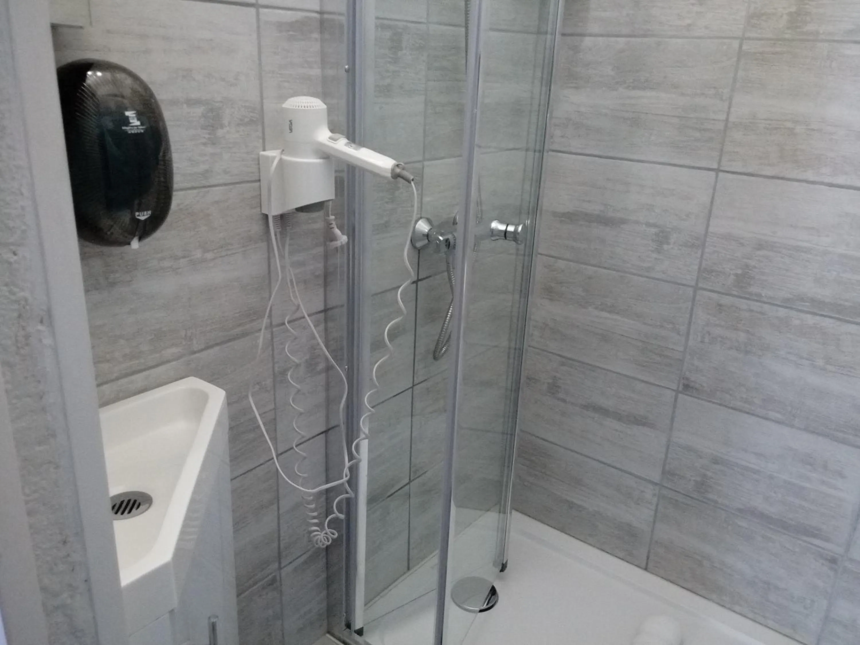 Shower in Hotel Astoria