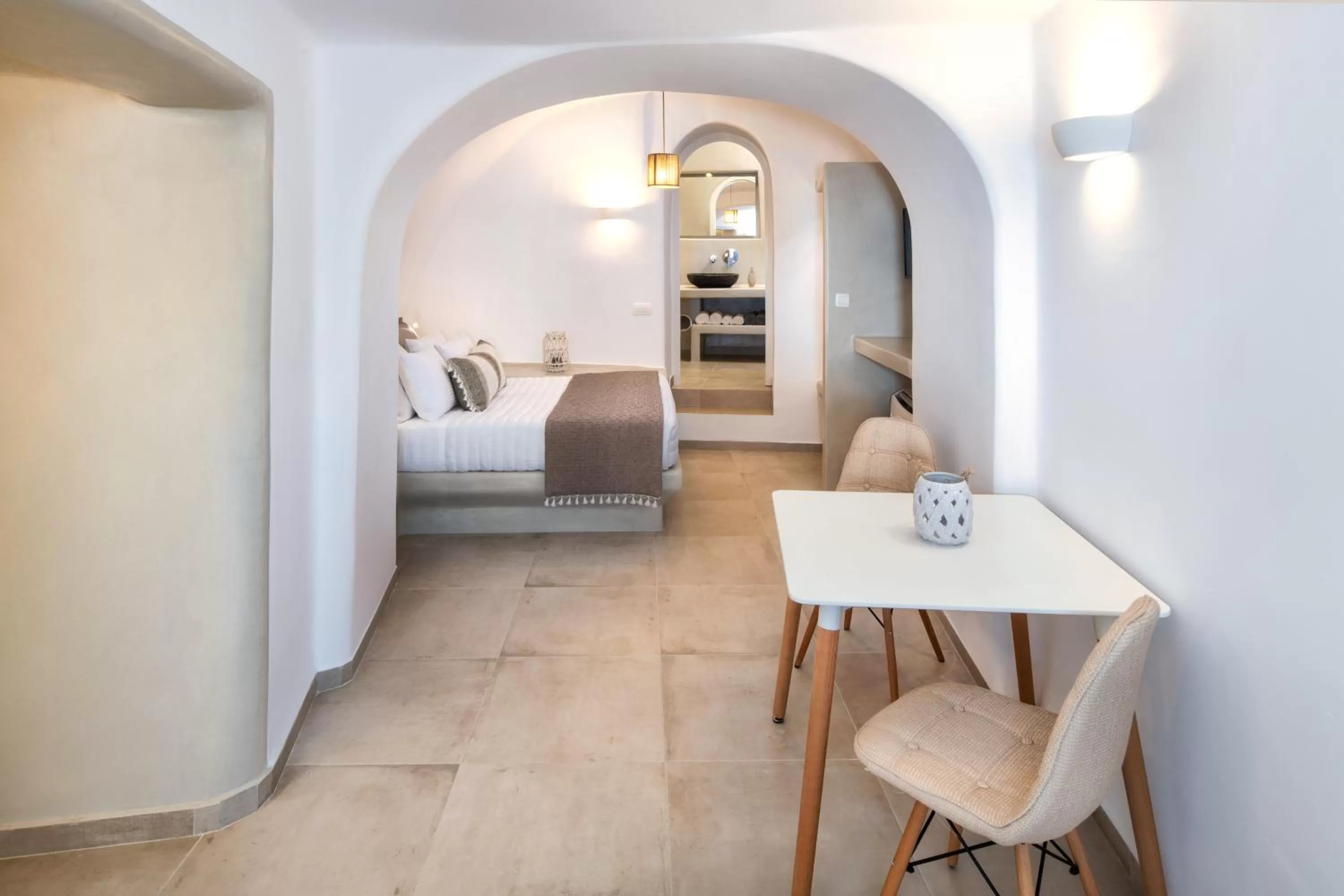 Dining area, Bed in Hill Suites