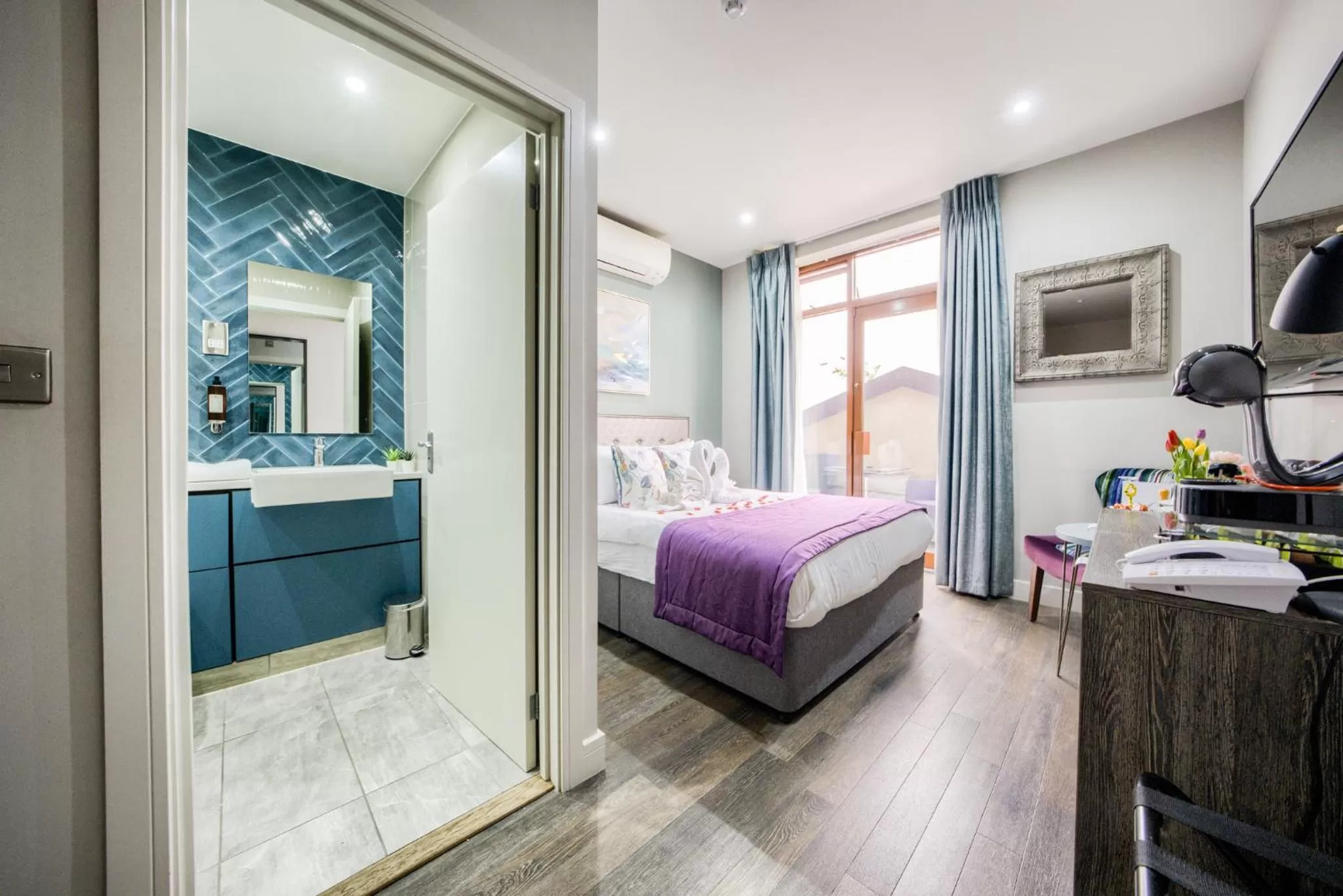 Photo of the whole room, Bed in Villare Leicester City Centre hotel