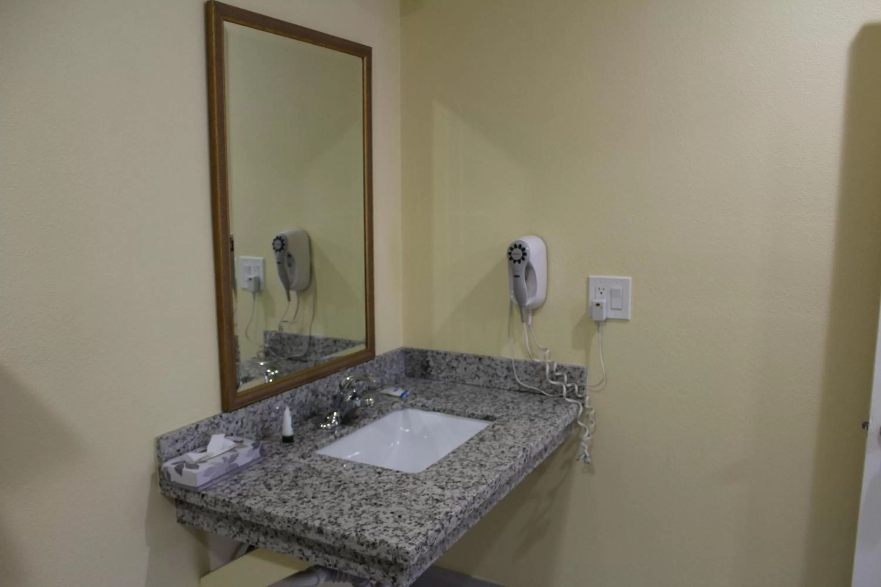 Bathroom in Rodeway Inn Medford South I-5