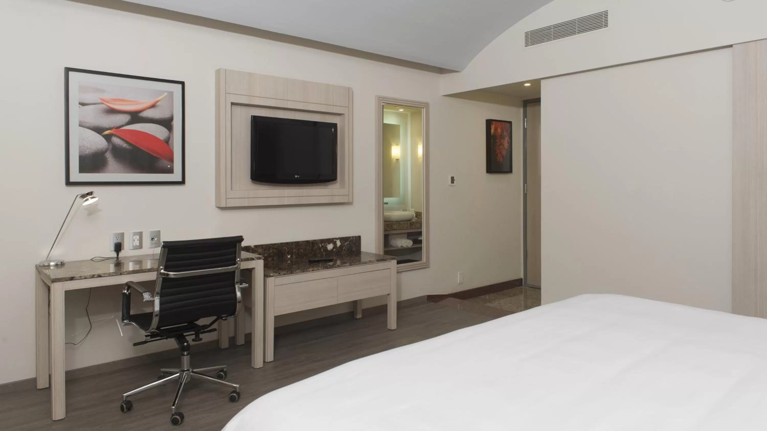 Photo of the whole room, Bed in Holiday Inn Express Mexico- Toreo by IHG