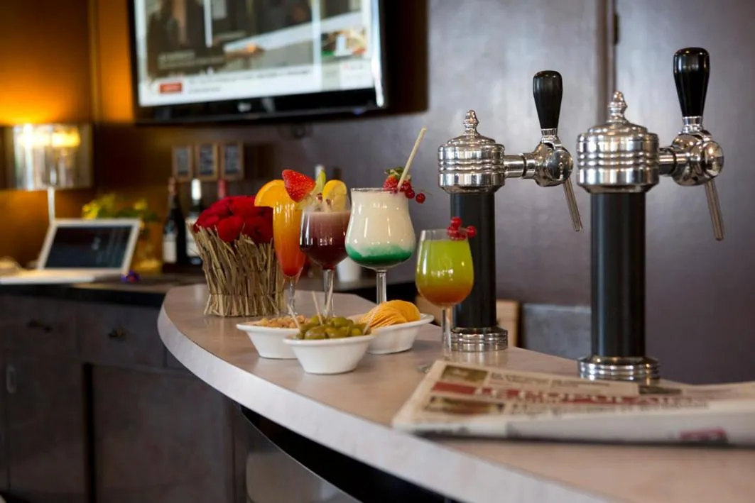 Lounge or bar in Kyriad Limoges Sud - Feytiat