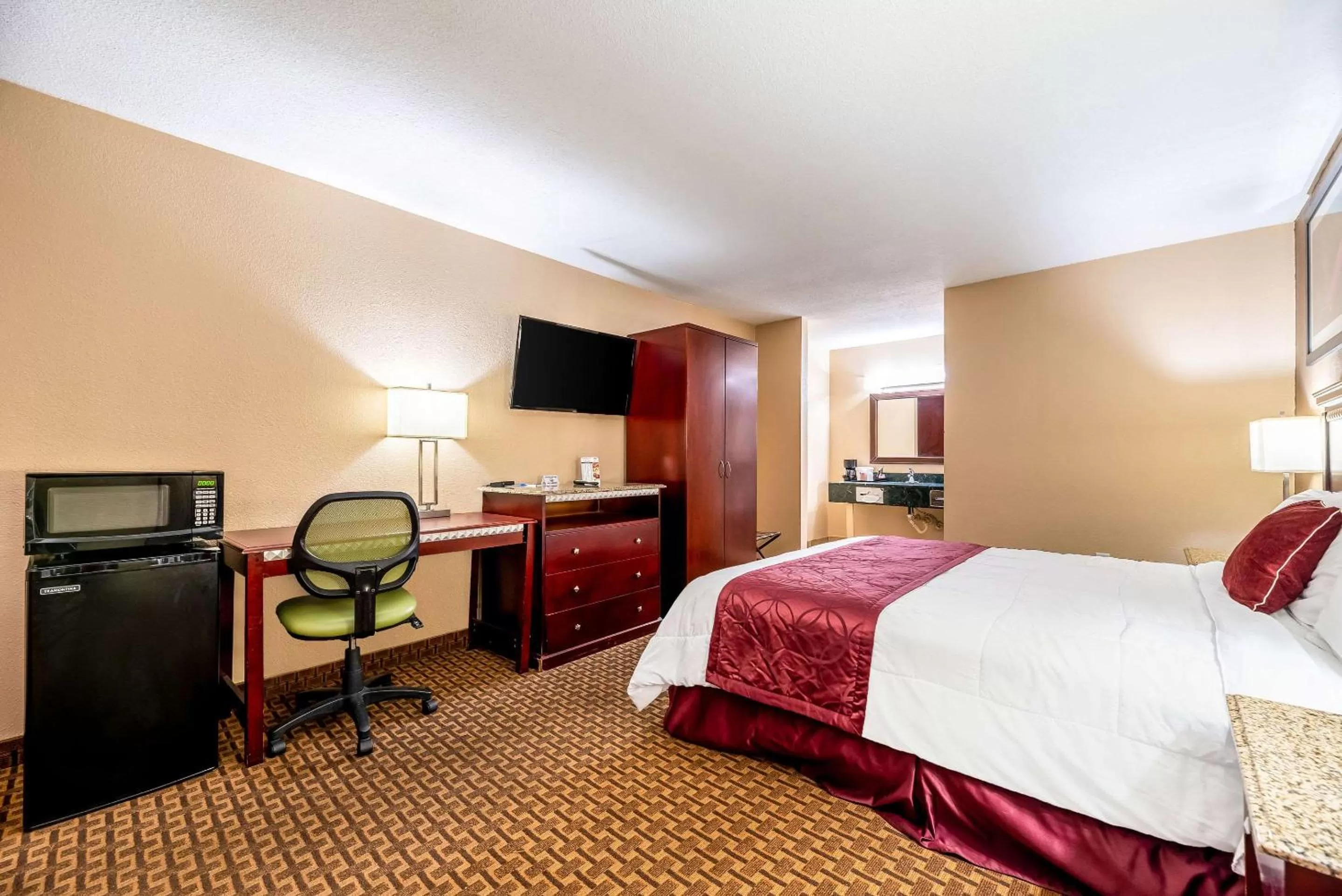 Photo of the whole room, Bed in Rodeway Inn Bushnell