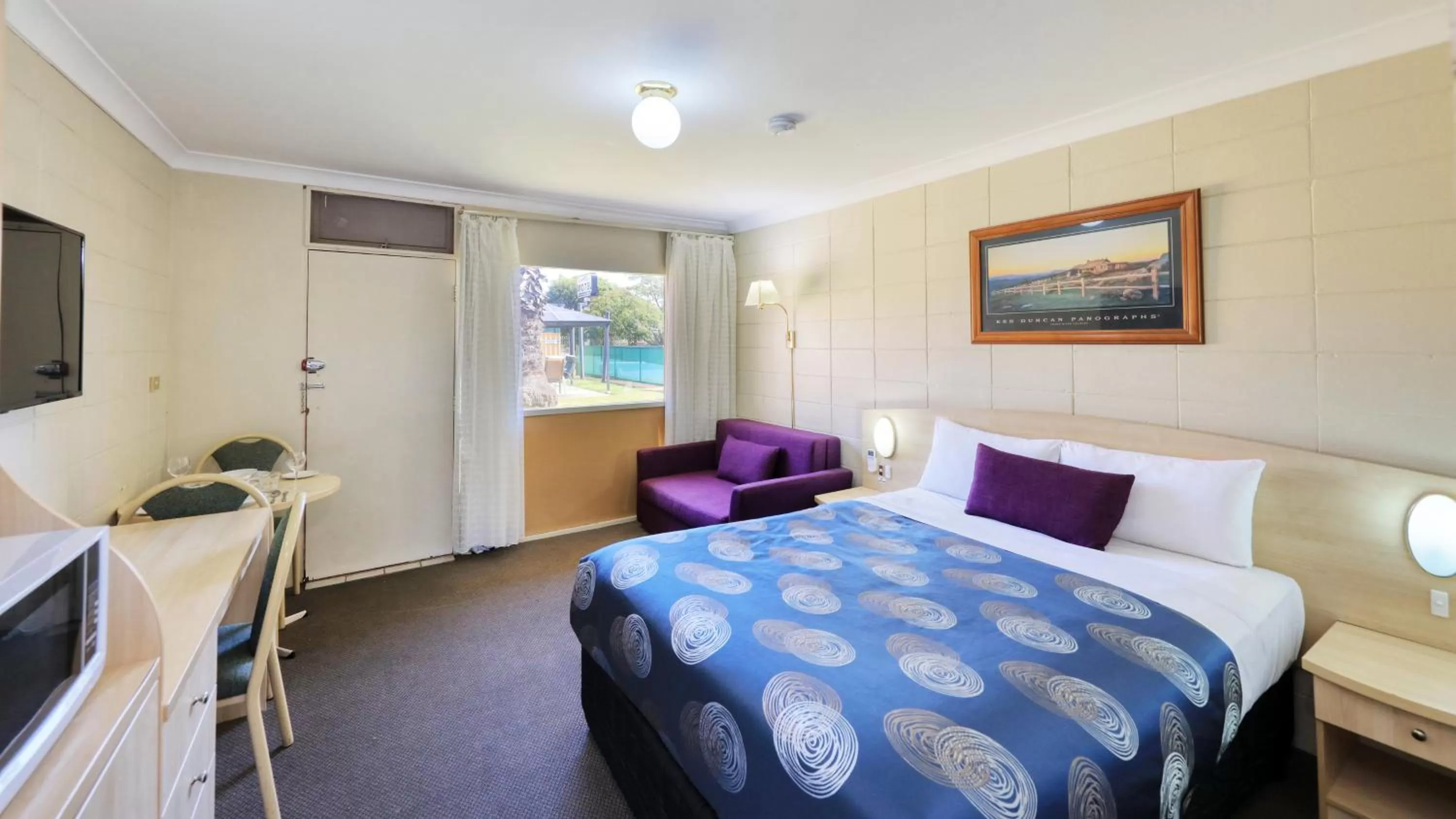 minibar, Bed in Cootamundra Gardens Motel