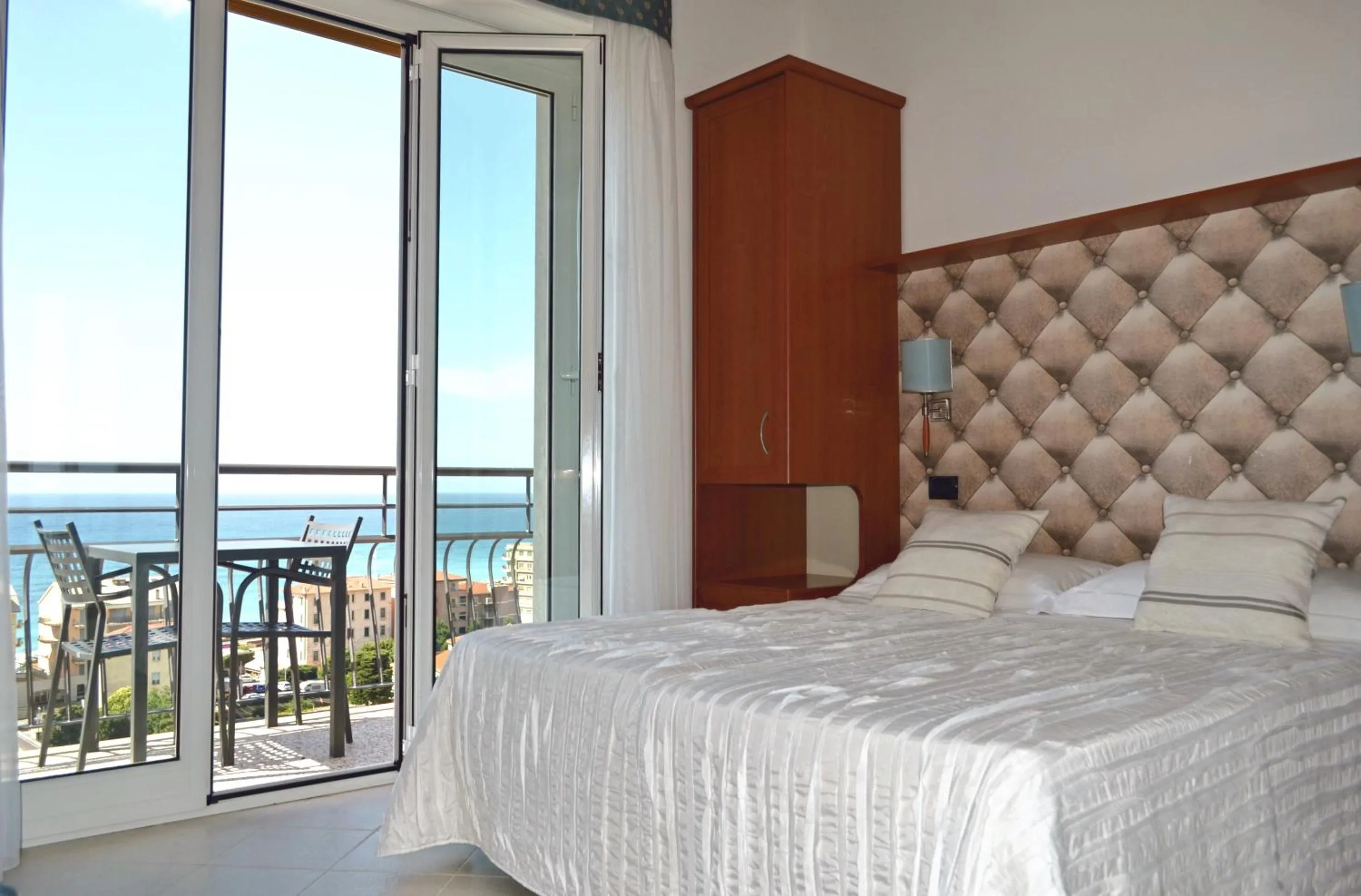 View (from property/room), Bed in Hotel Noris