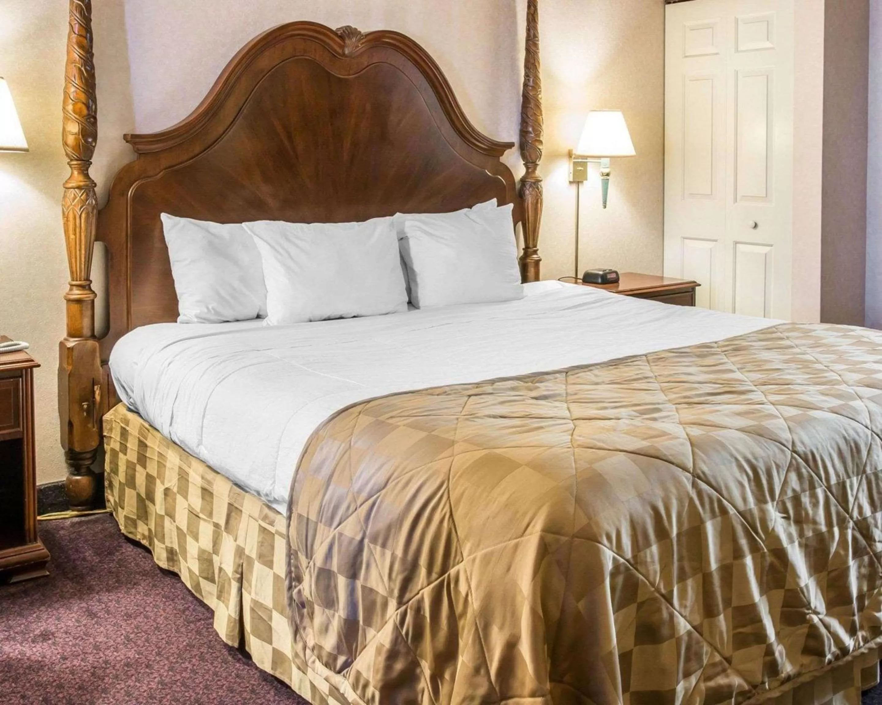 Photo of the whole room, Bed in Clarion Hotel Mackinaw City Beachfront