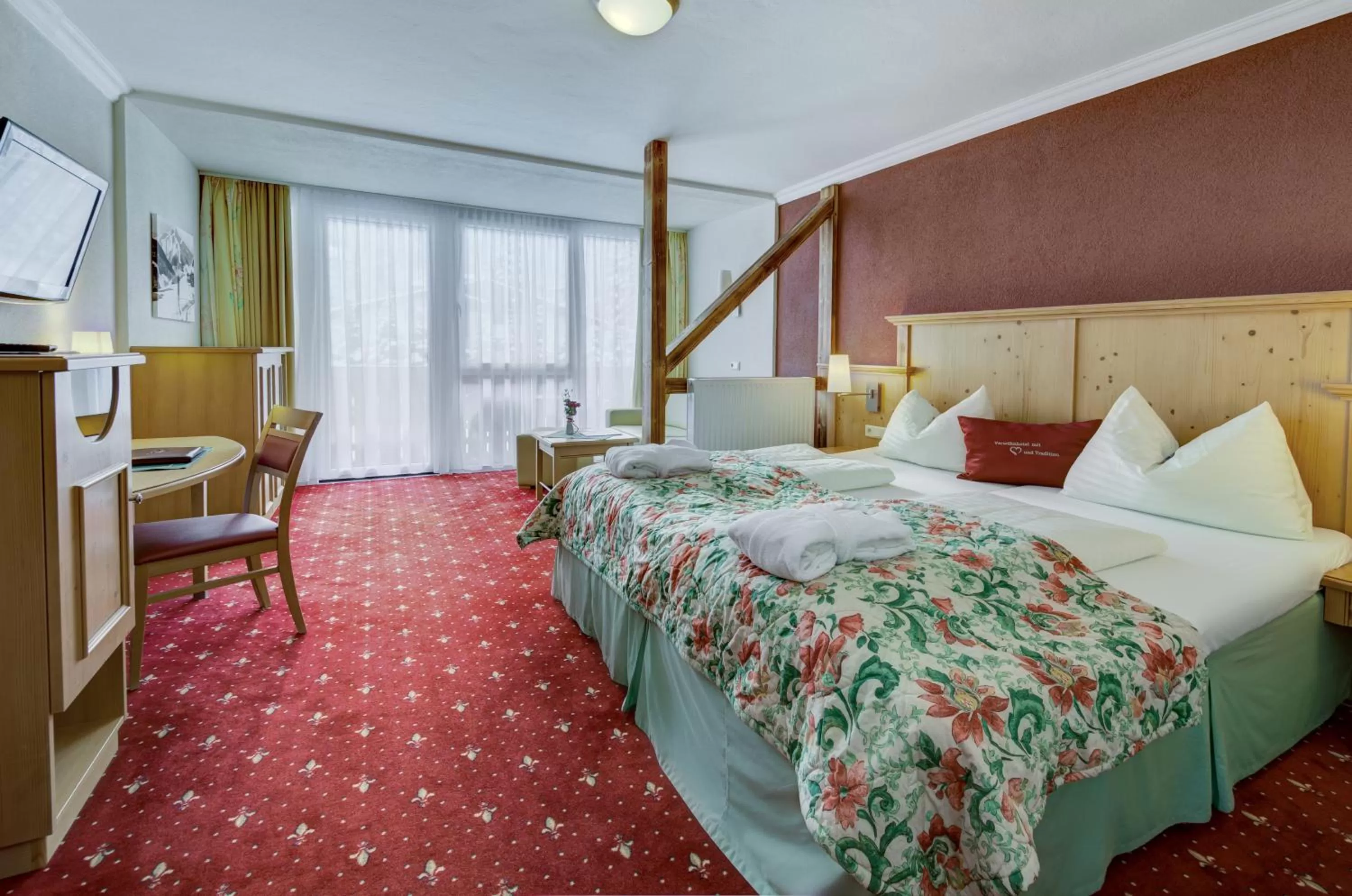 Bedroom, Bed in VÖTTER'S HOTEL in Kaprun am Kitzsteinhorn - Skibus direkt