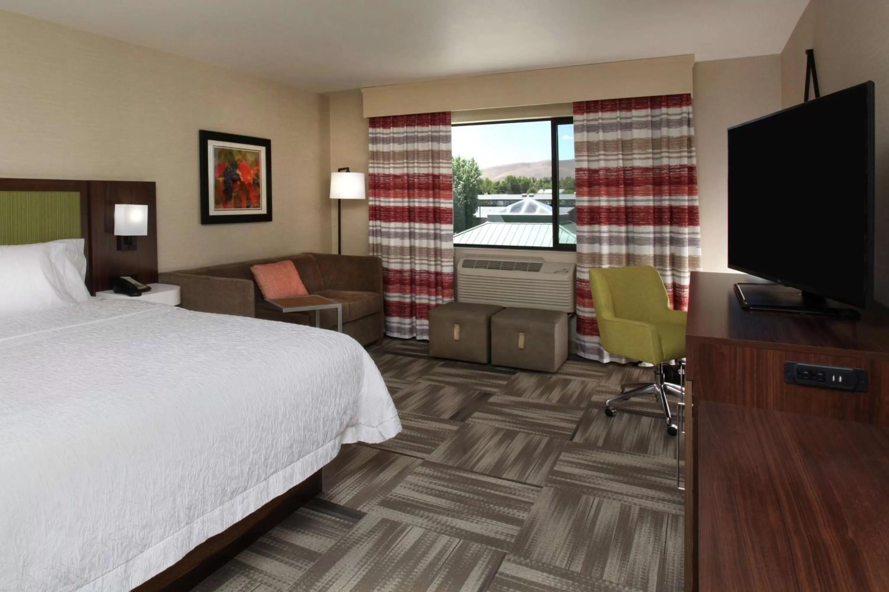 Living room, Bed in Hampton Inn Richland-Tri Cities