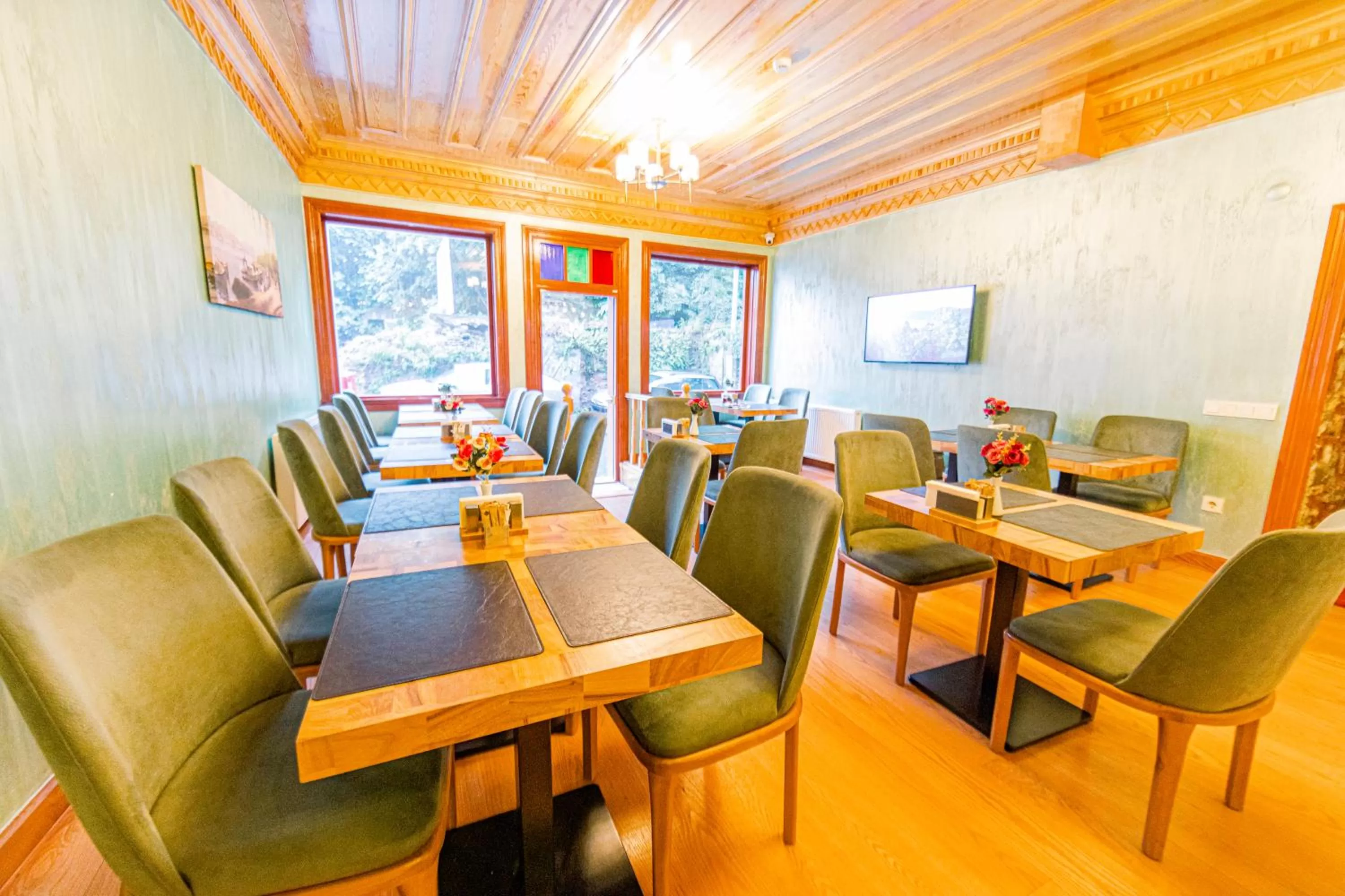 Restaurant/places to eat in Acacia Mansion Hotel