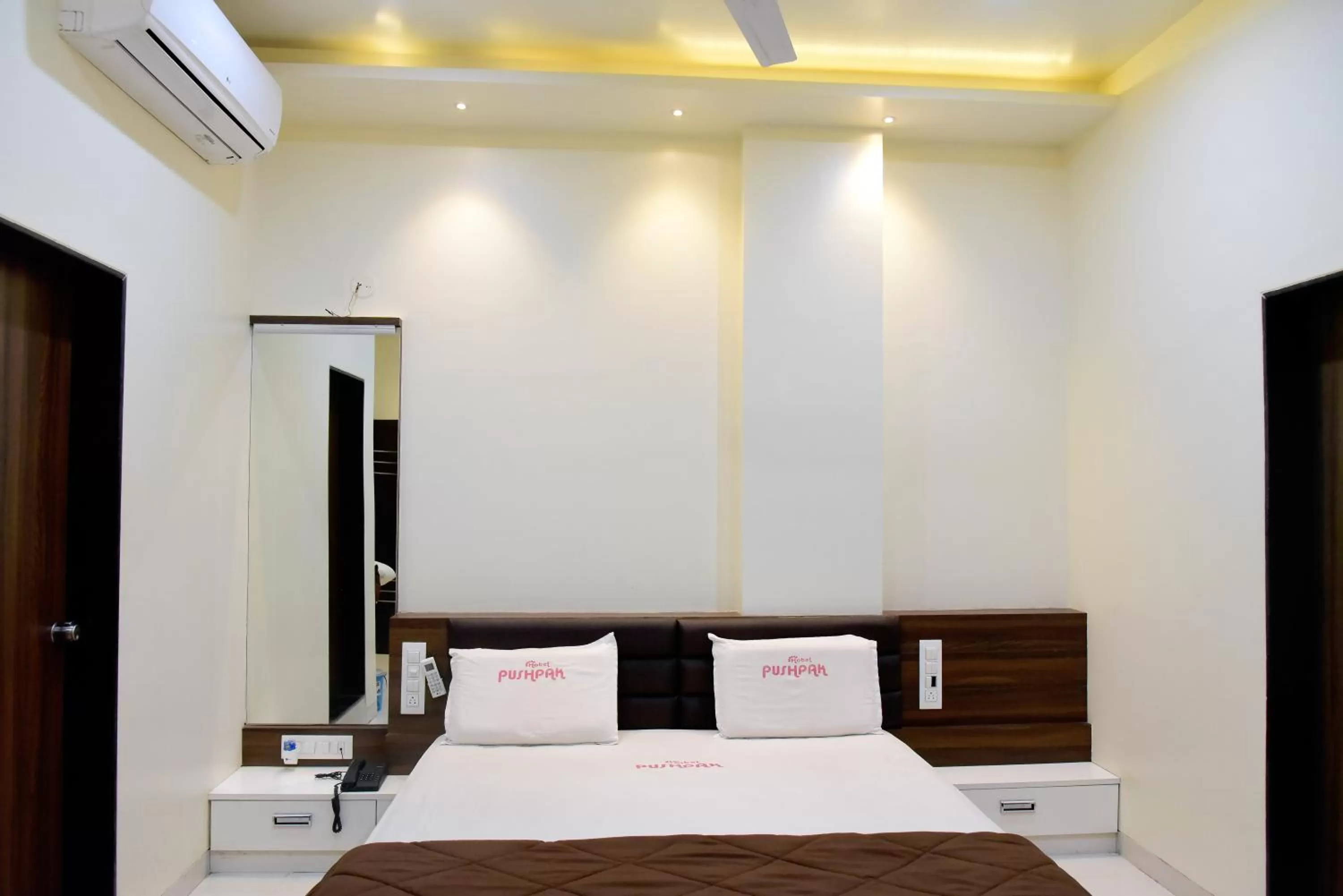 Bed in Hotel Pushpak