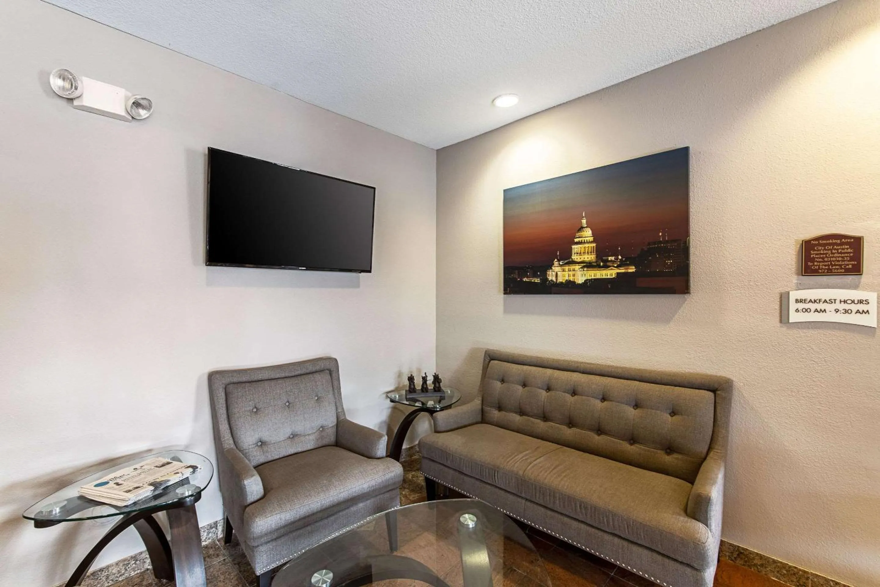 Lobby or reception in Quality Suites Austin South Street Elmo District