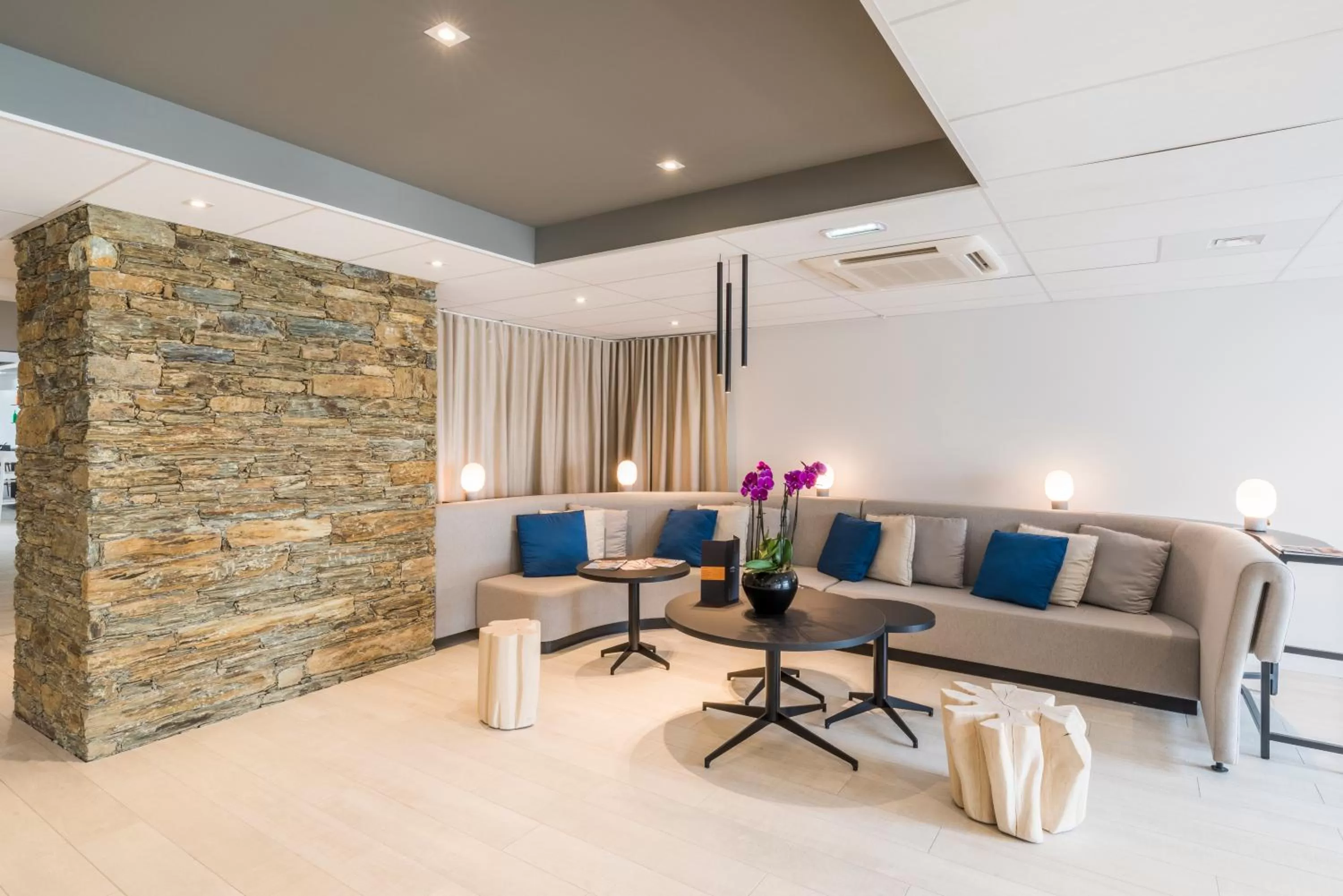 Lobby or reception in Mercure Hotel & Spa Bastia Biguglia