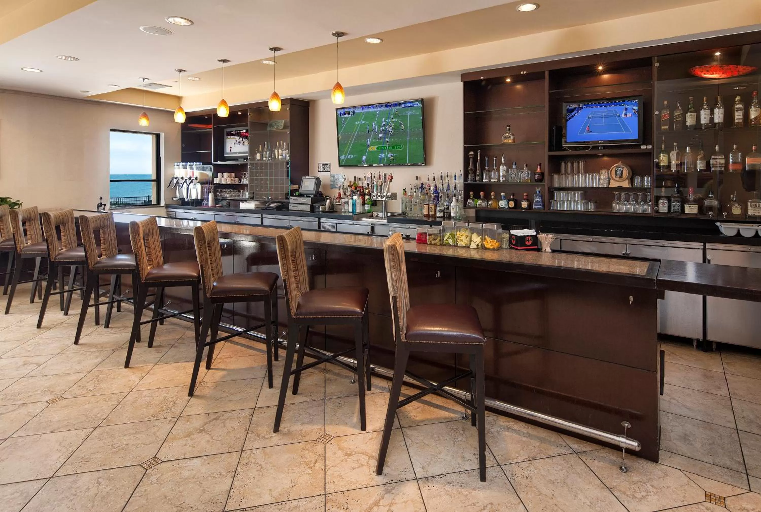 Lounge or bar in Crowne Plaza Ventura Beach by IHG