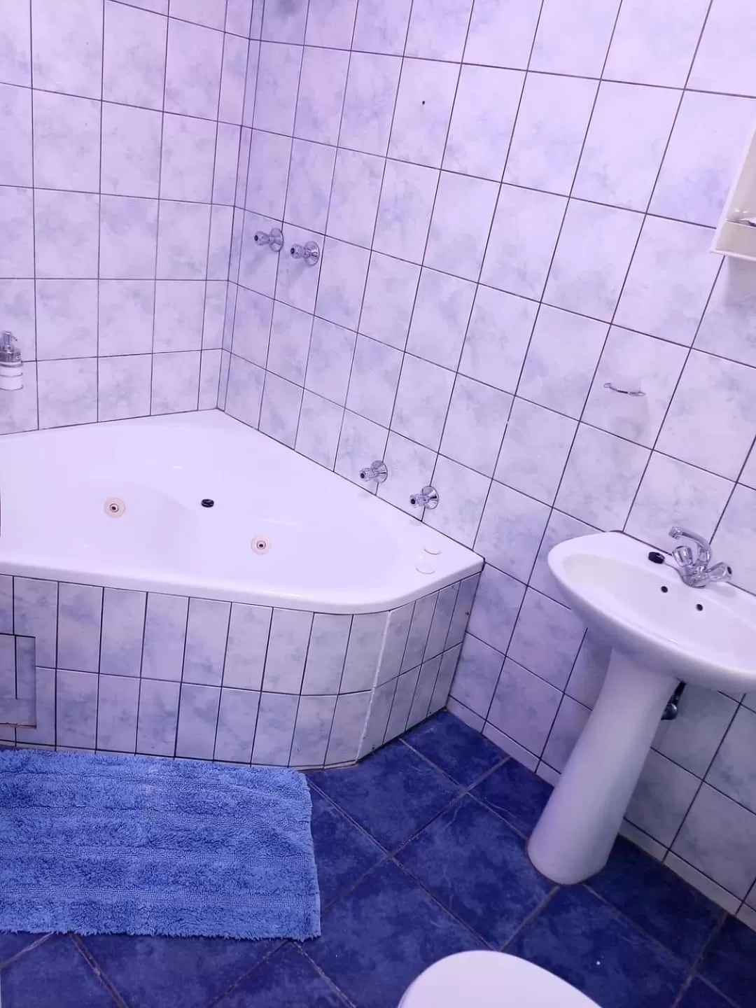 Bath in Queensburgh B&B or Self Catering