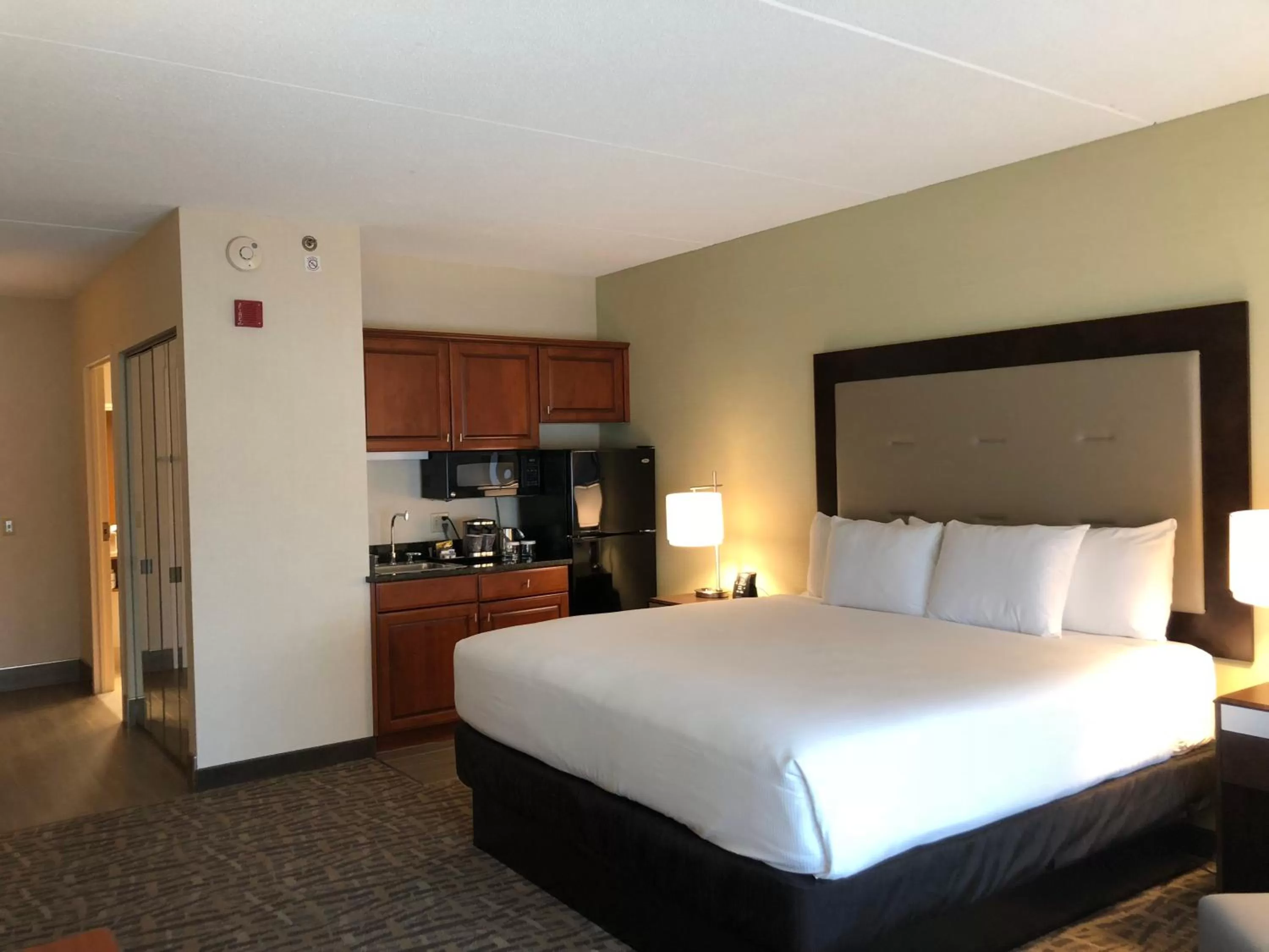 Bedroom, Bed in Wyndham Garden Buffalo Downtown