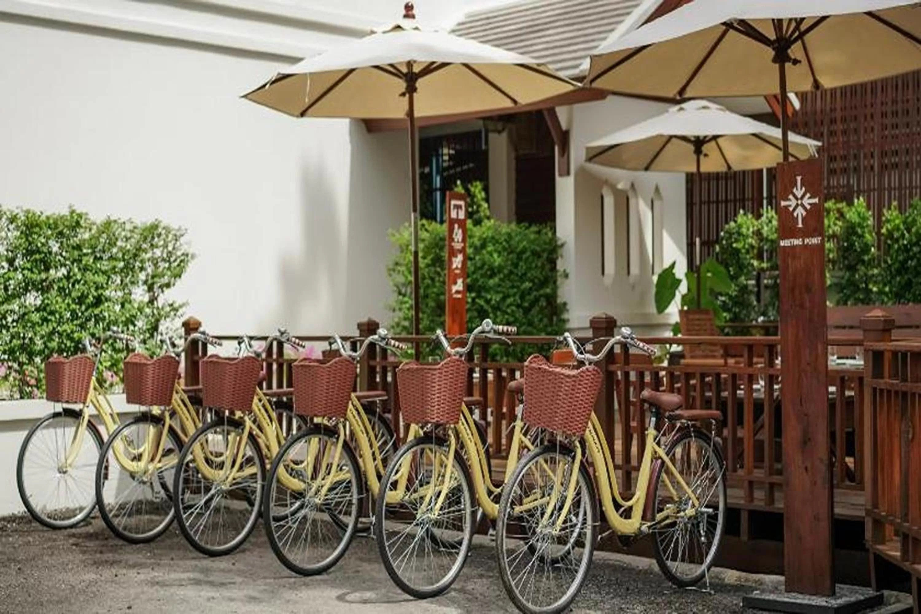 Restaurant/places to eat in Villa Sanpakoi