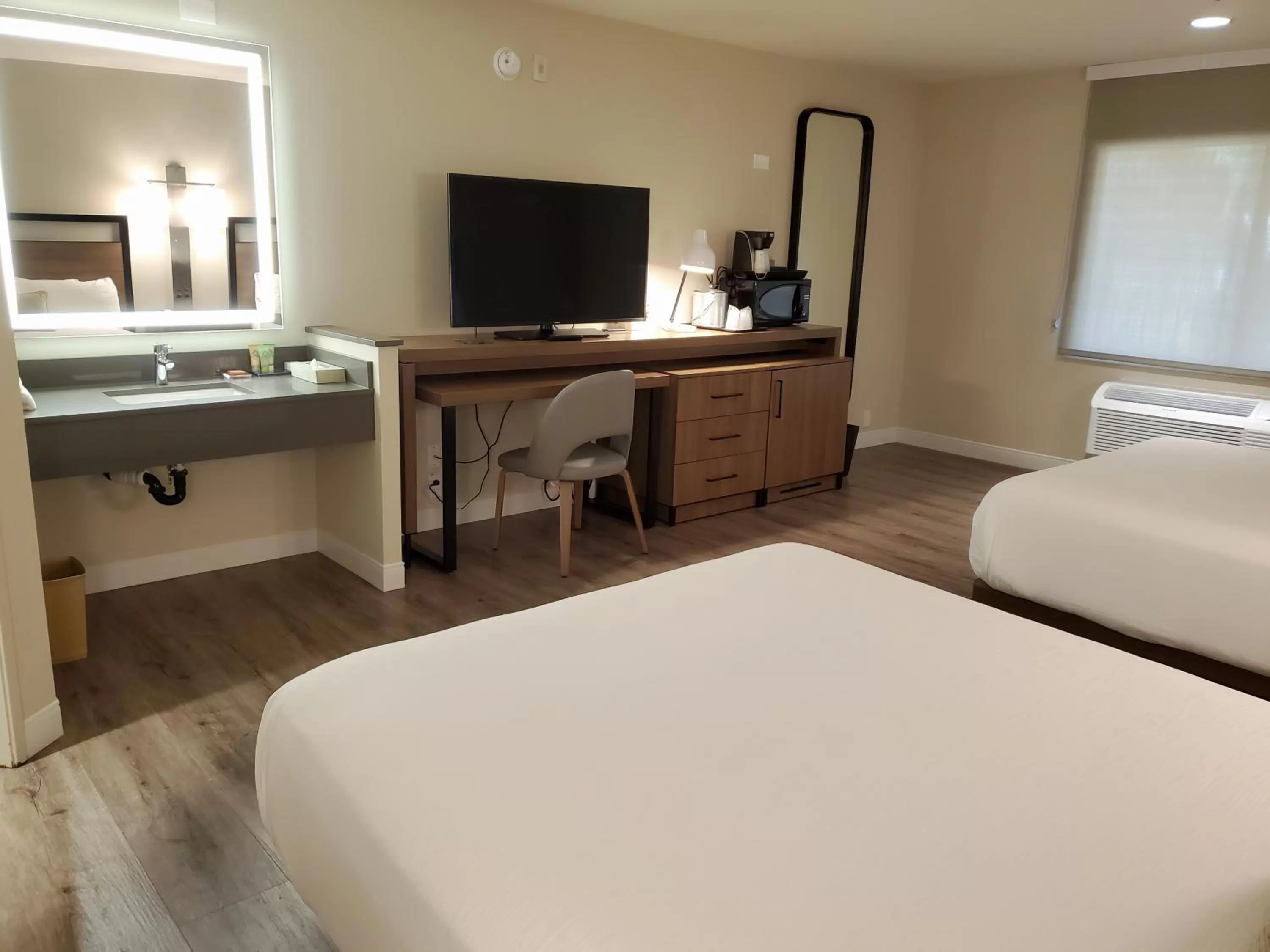 Bedroom, Bed in Wyndham Garden San Diego