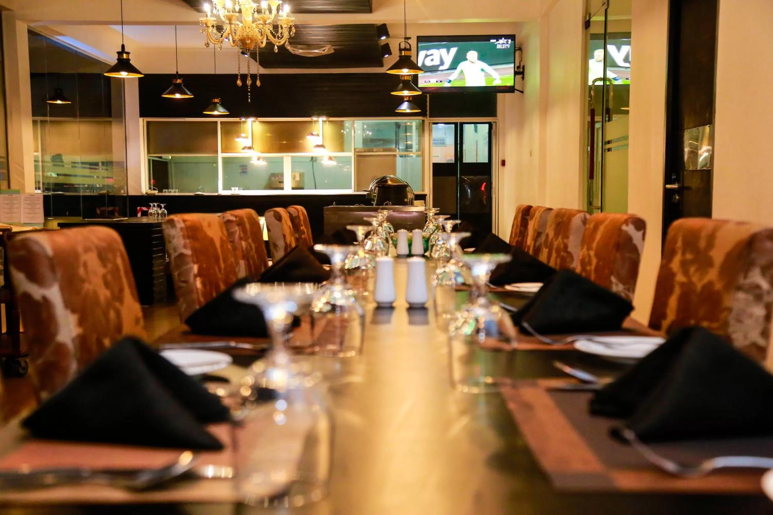 Restaurant/places to eat in The Covanro Airport Hotel - Katunayake