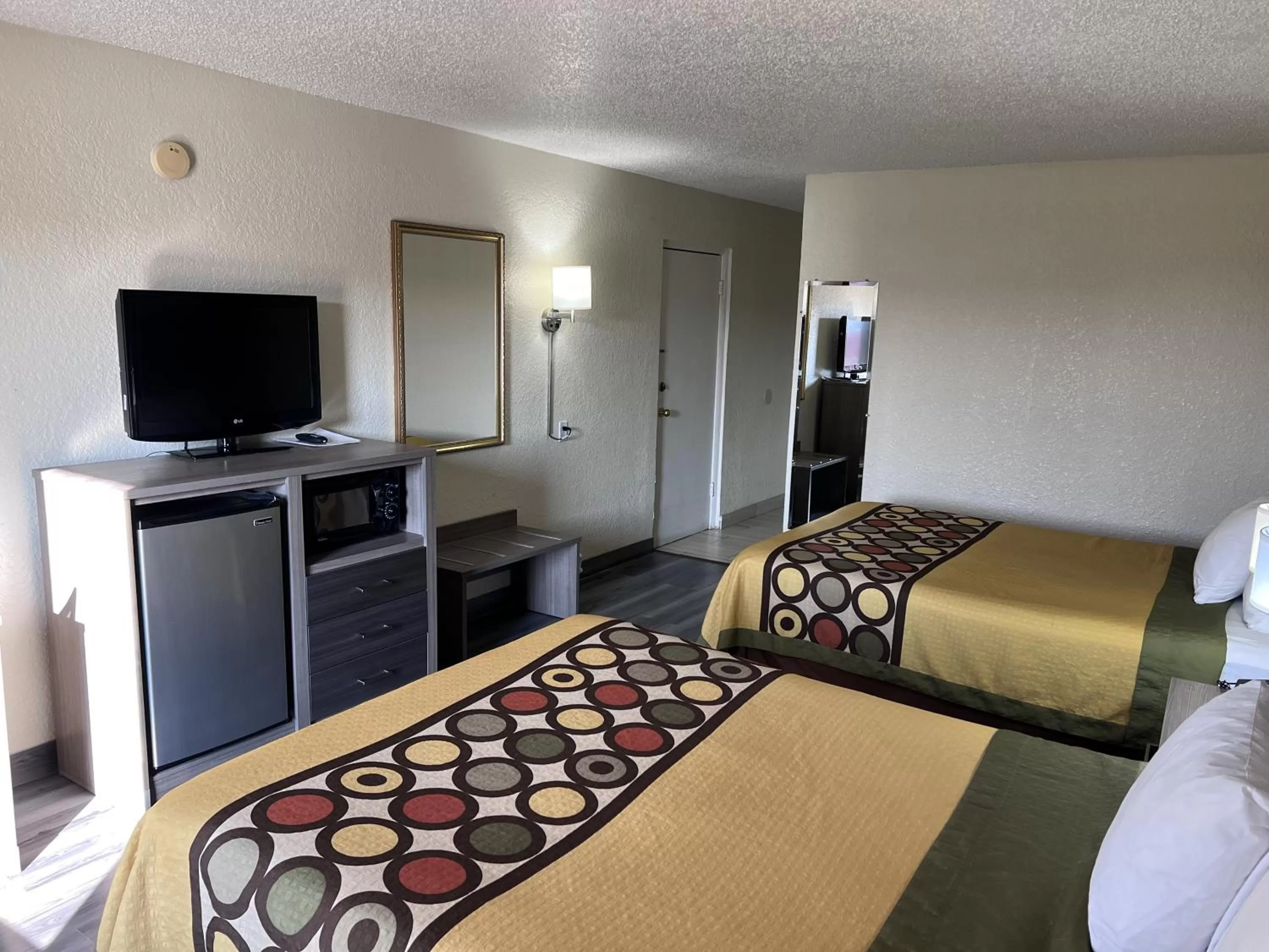 Photo of the whole room, Bed in Super 8 by Wyndham Ft Stockton