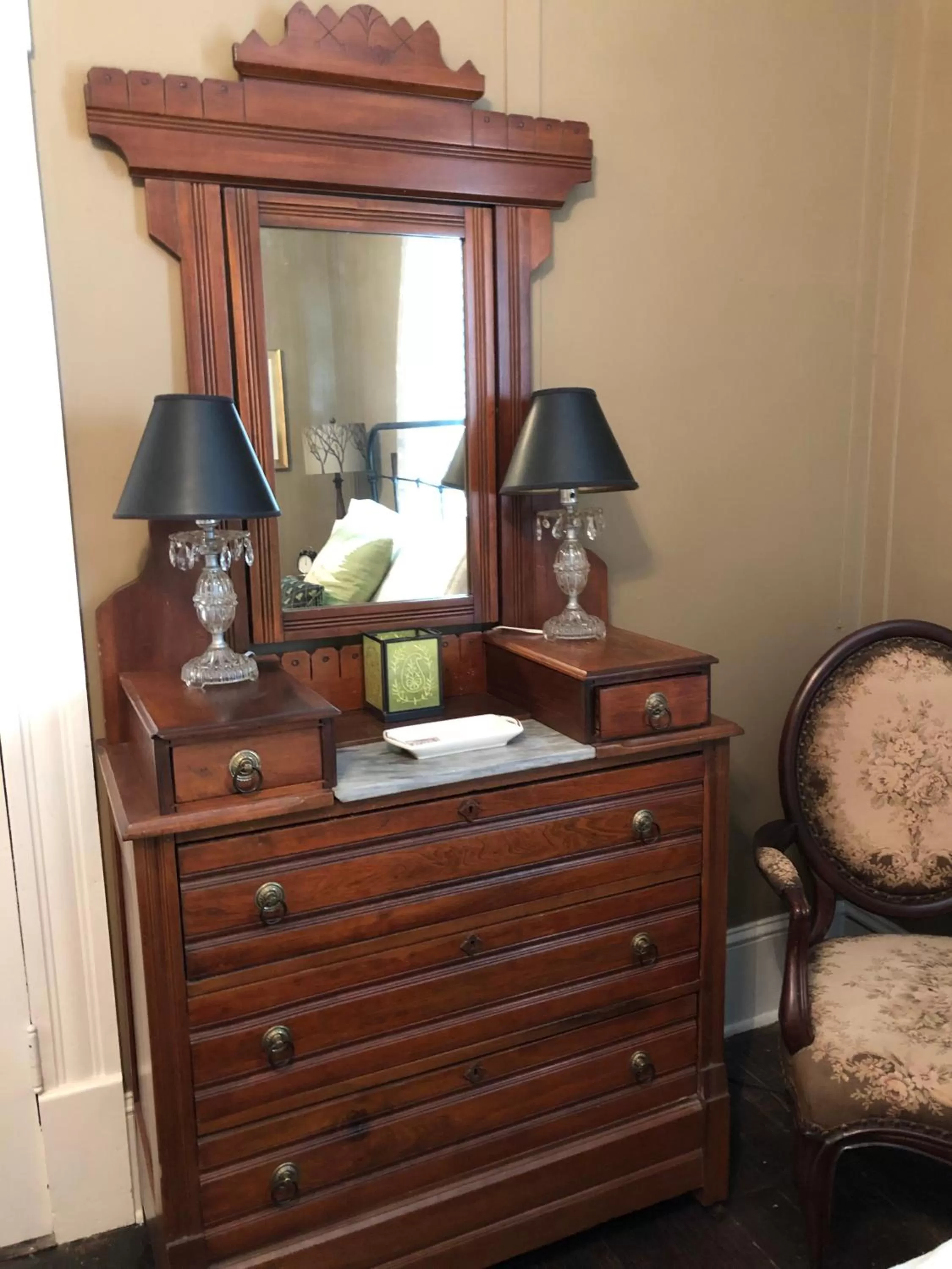 hair dresser, TV/Entertainment Center in Magnolia House & Gardens B&B