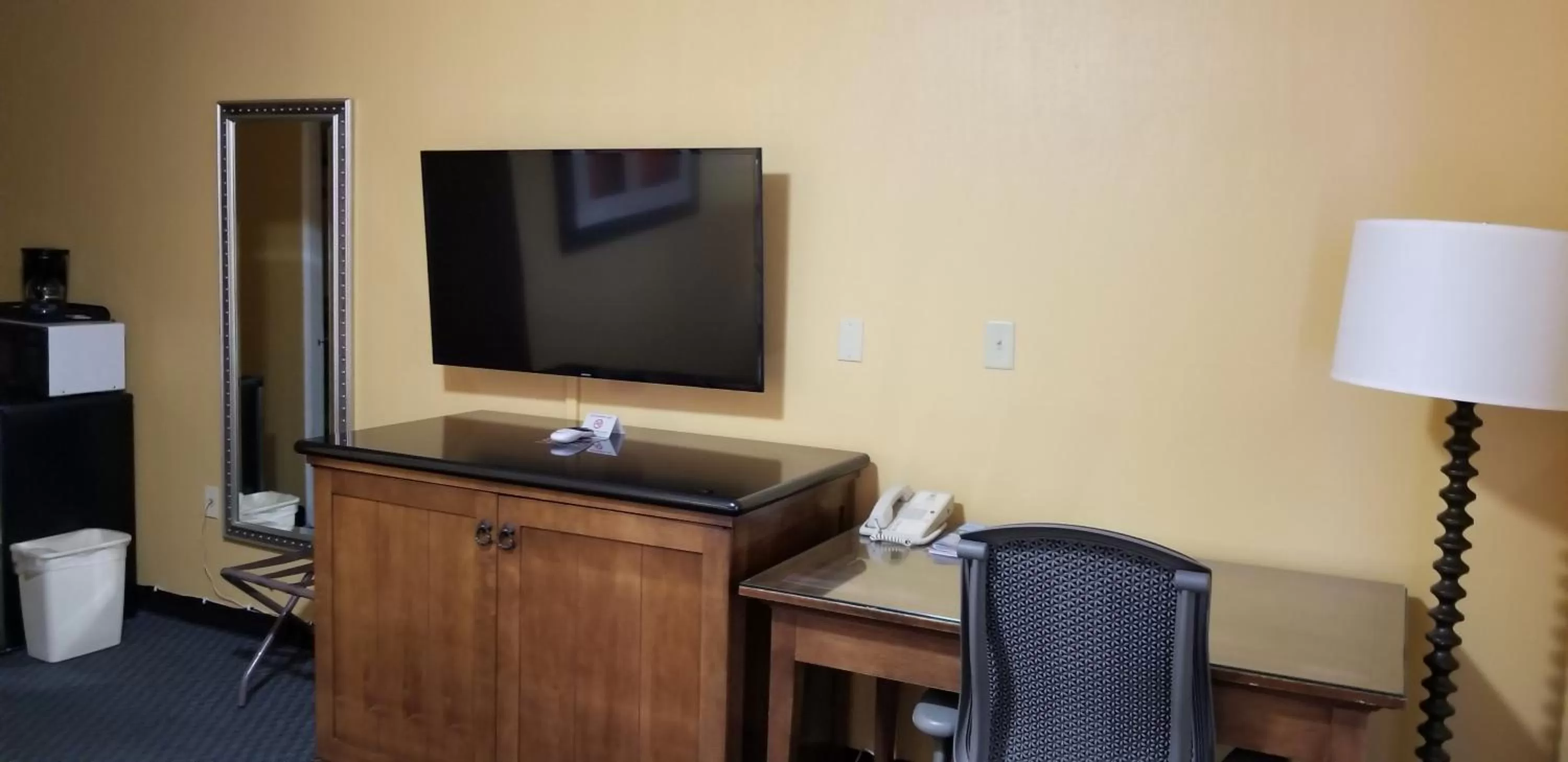 TV and multimedia in The Royal Victorian Motel