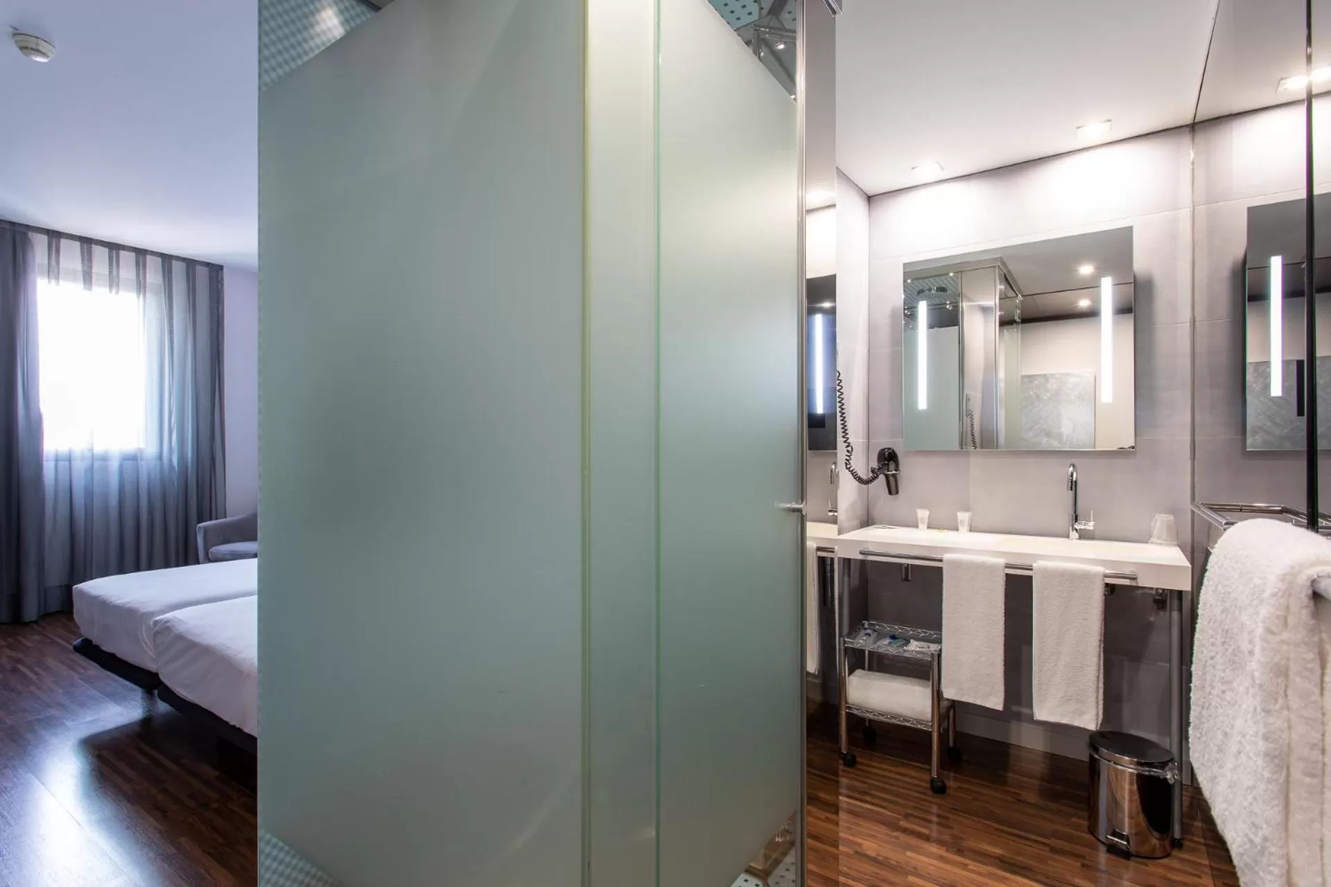 Bathroom, Bed in Hotel Ciudad de Móstoles