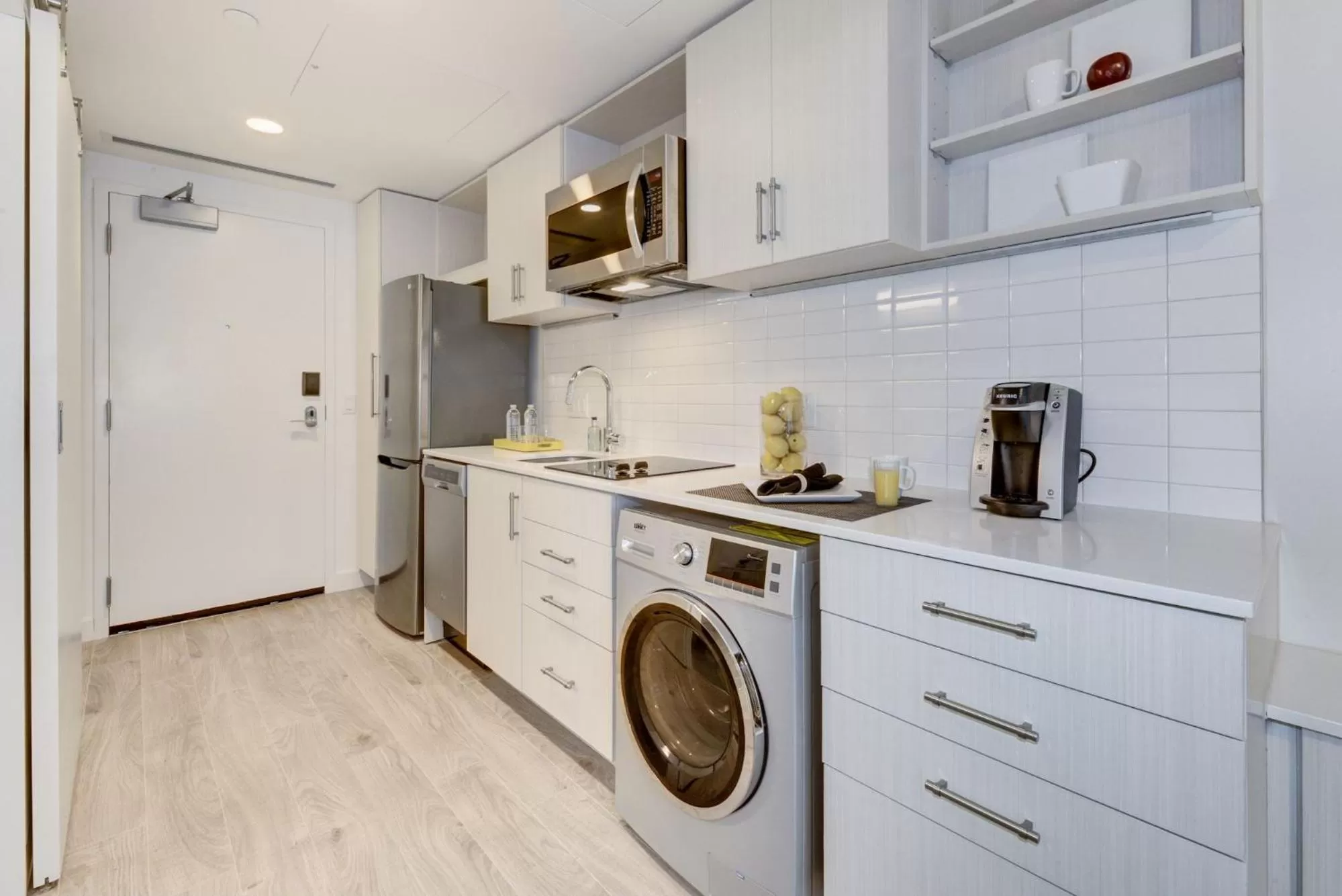 Kitchen or kitchenette in Placemakr Dupont Circle
