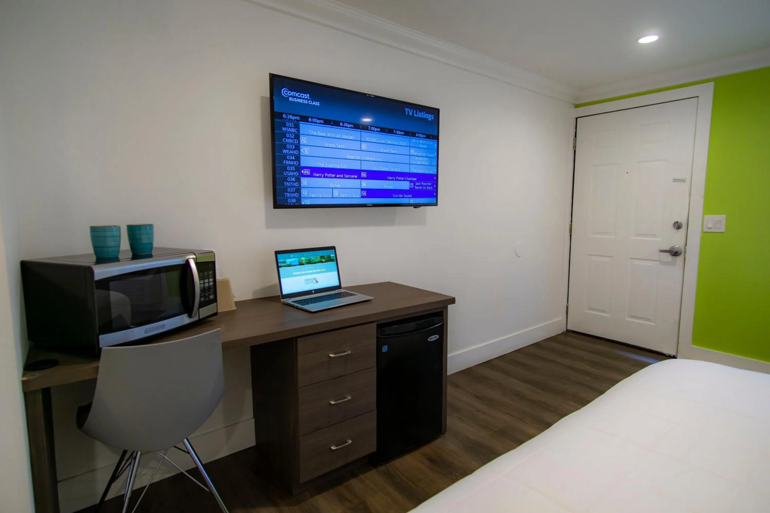 TV and multimedia, Bed in Spinnaker Inn of Naples