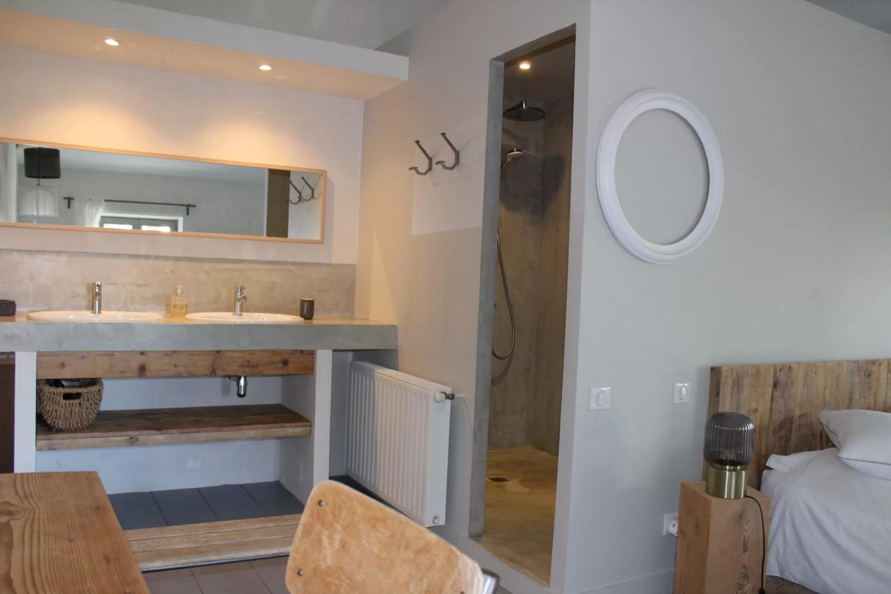 Shower, Bed in La Grande Maison