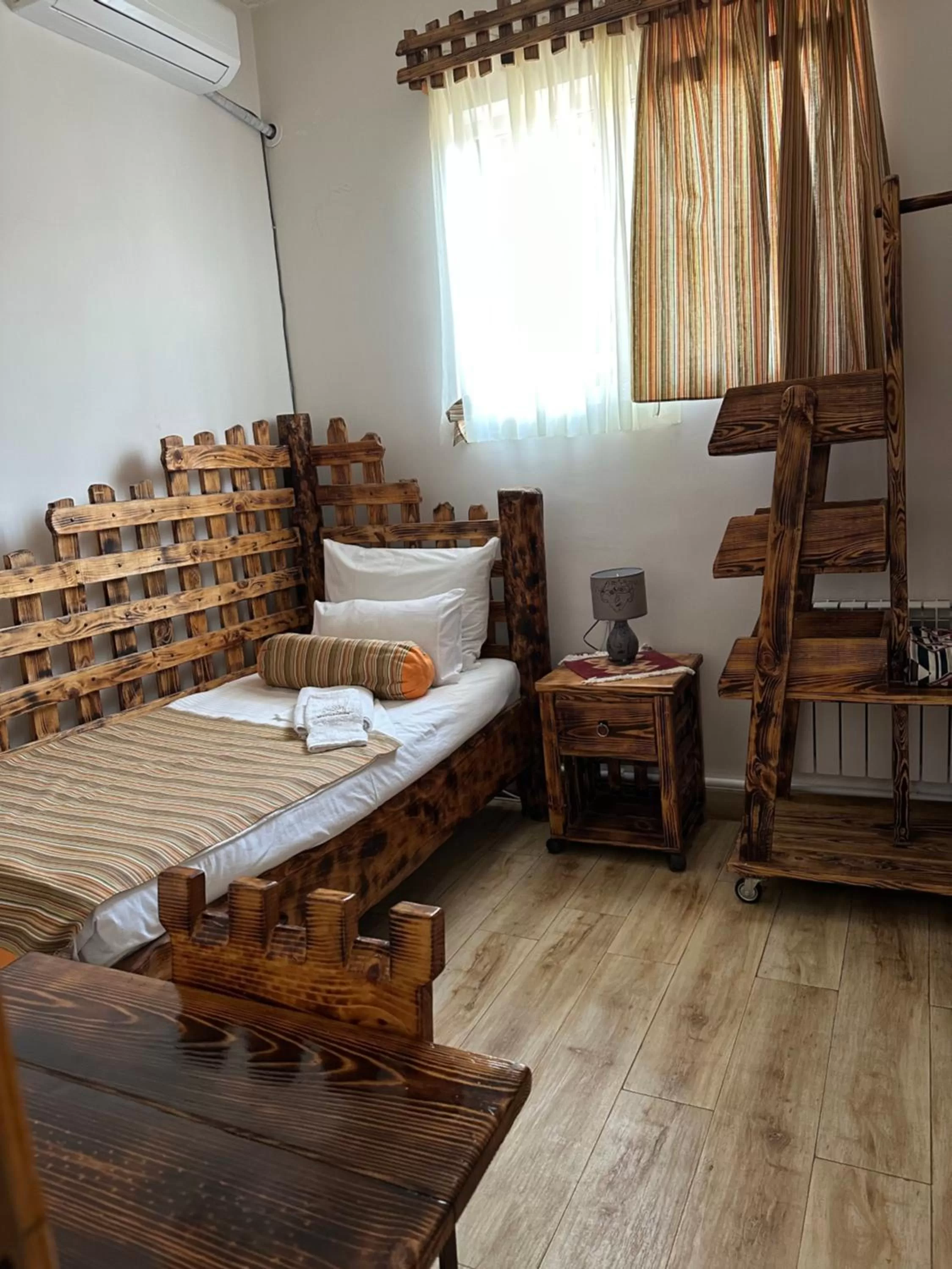 Single Room with Private Bathroom - single occupancy in Machanents Art Hotel